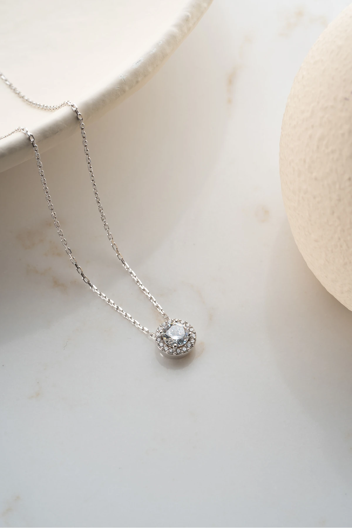 Gümüş Pırlanta Model Tektaş Kolye