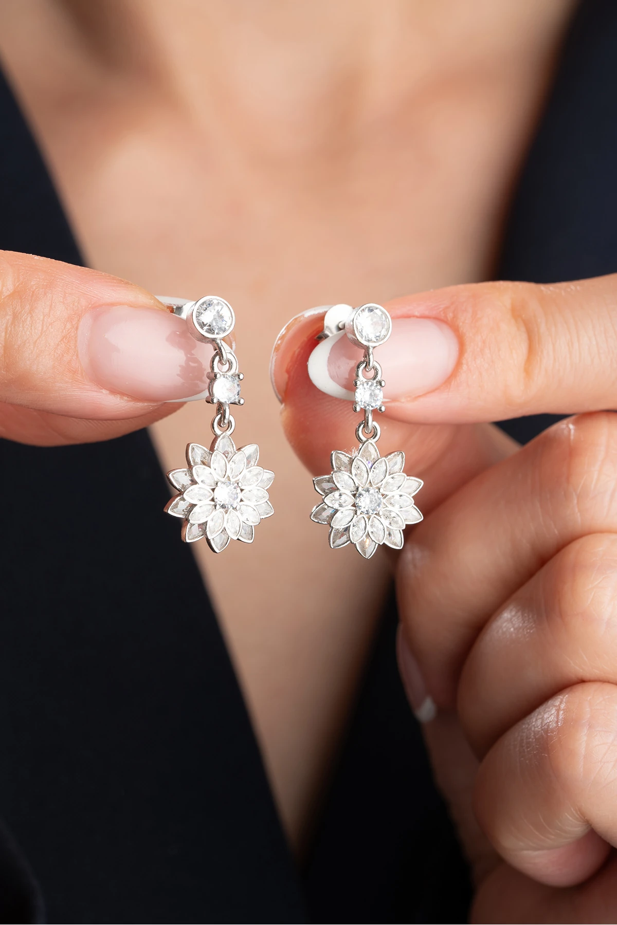 Gümüş Tektaşlı Beyaz Lotus  Küpe