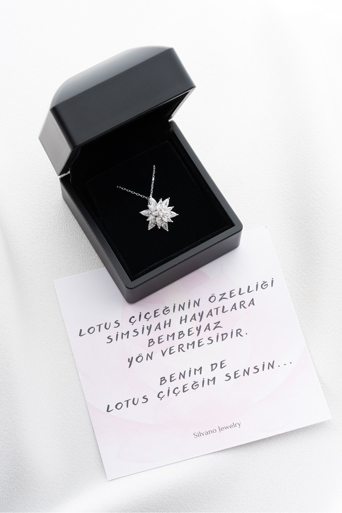 Gümüş Işıklı Kutuda Buzlu Lotus Çiçeği Kolye