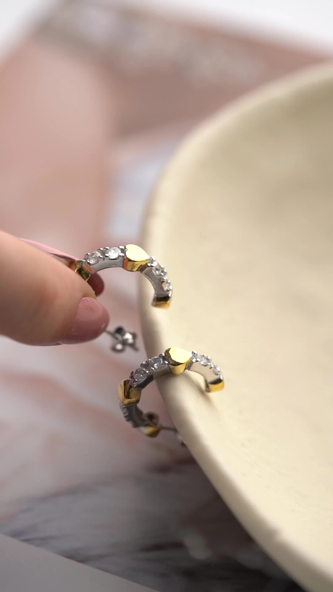 Gümüş Kalpli Trende Model Küpe