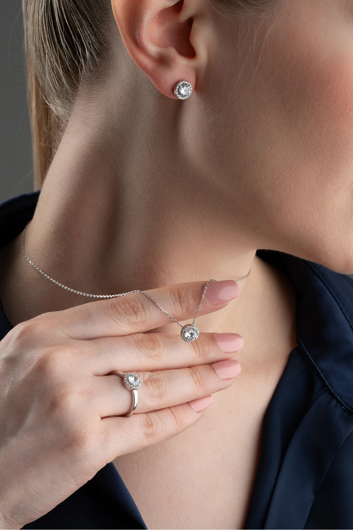 Gümüş Işıklı Kutuda Tektaş Takı Seti