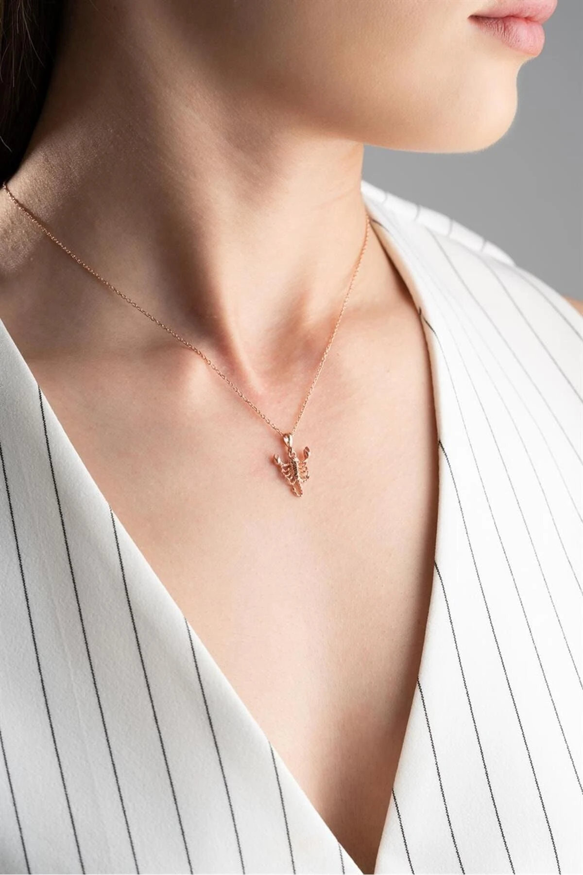 Rose Akrep Gümüş Kolye