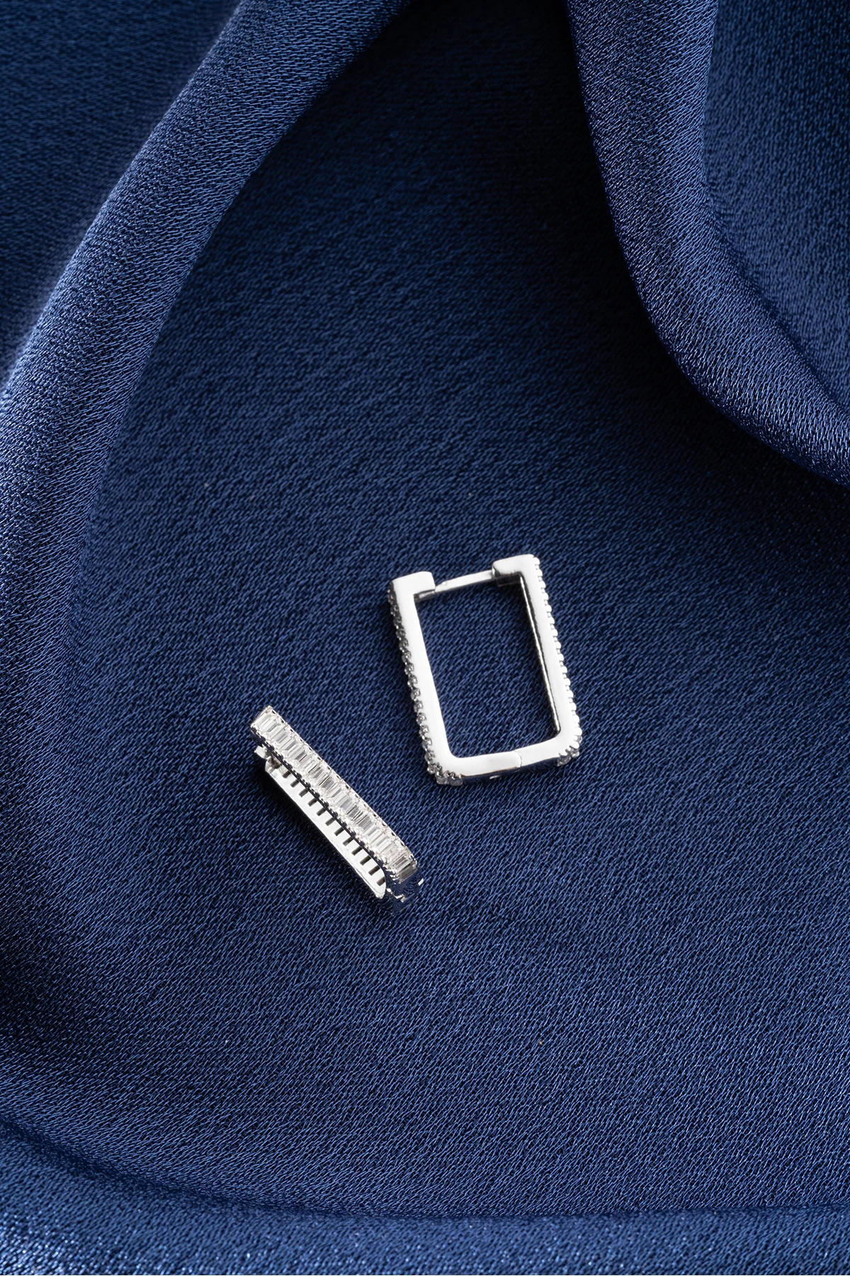 Gümüş Baget Taşlı U küpe