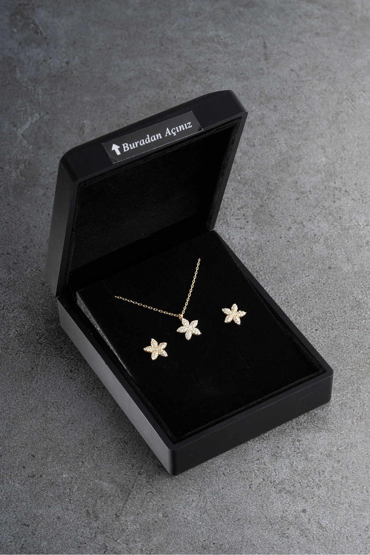 Gümüş Işıklı Kutuda Çiçek Model Takı Seti