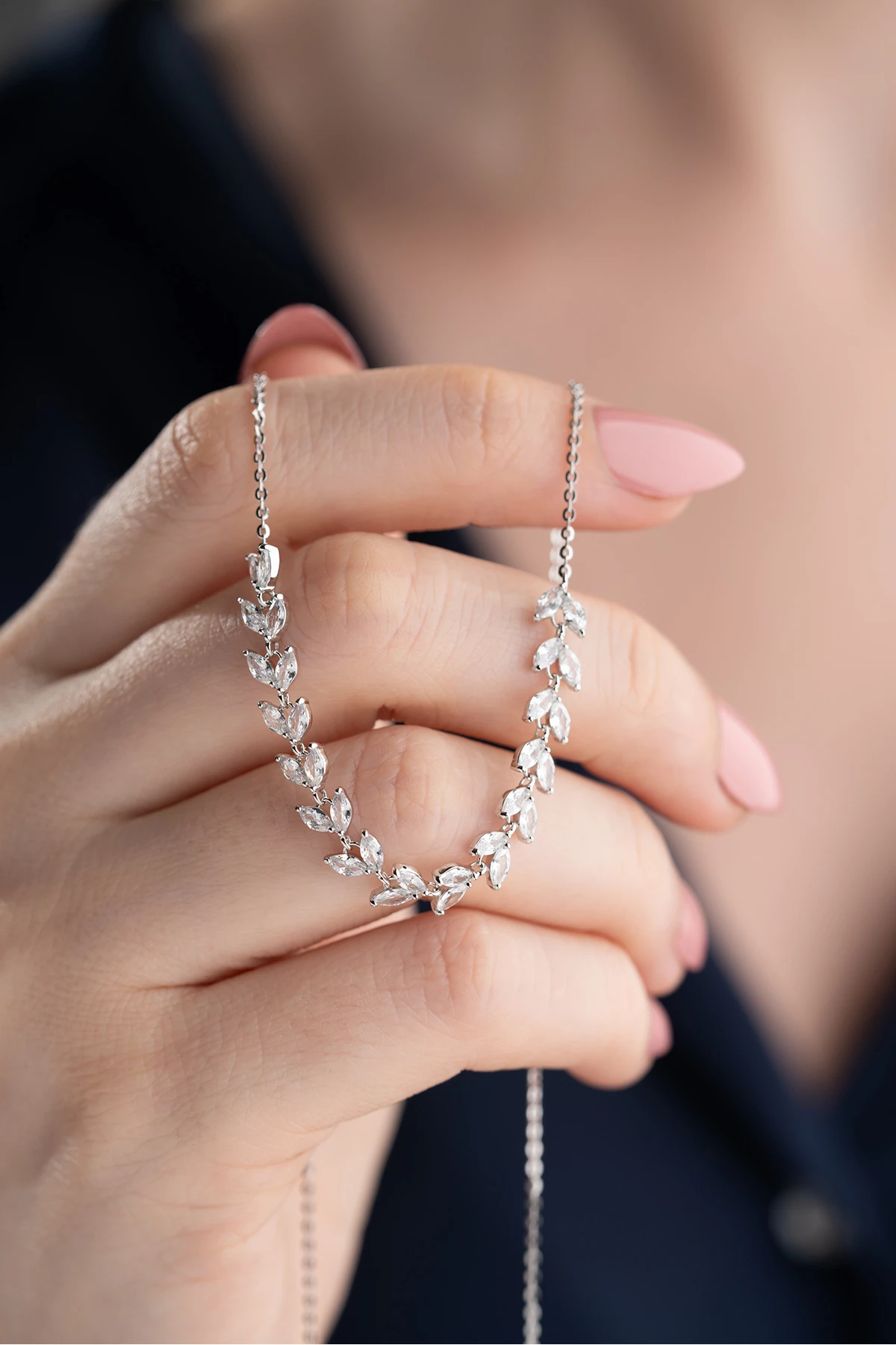 Gümüş Işıklı Kutuda Pırlanta Model Kolye