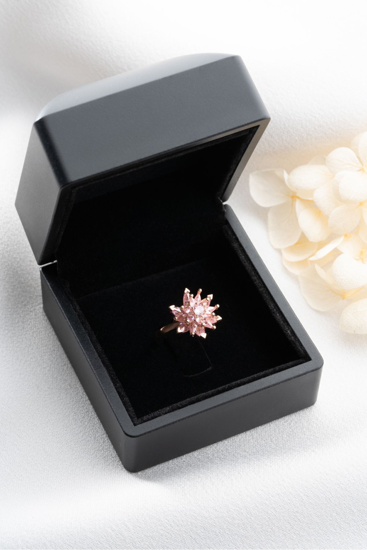 Gümüş Işıklı Kutuda Ayarlanabilir Pembe Taşlı Lotus Yüzük