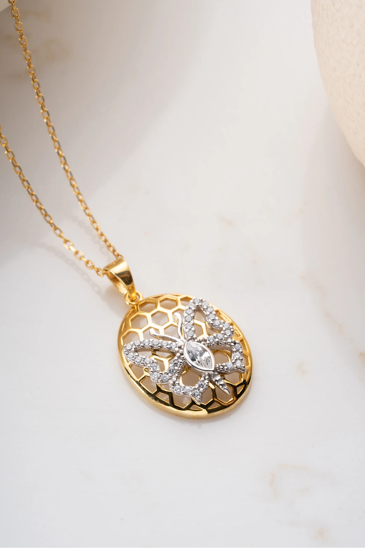 Gümüş Petekteki Kelebek Kolye