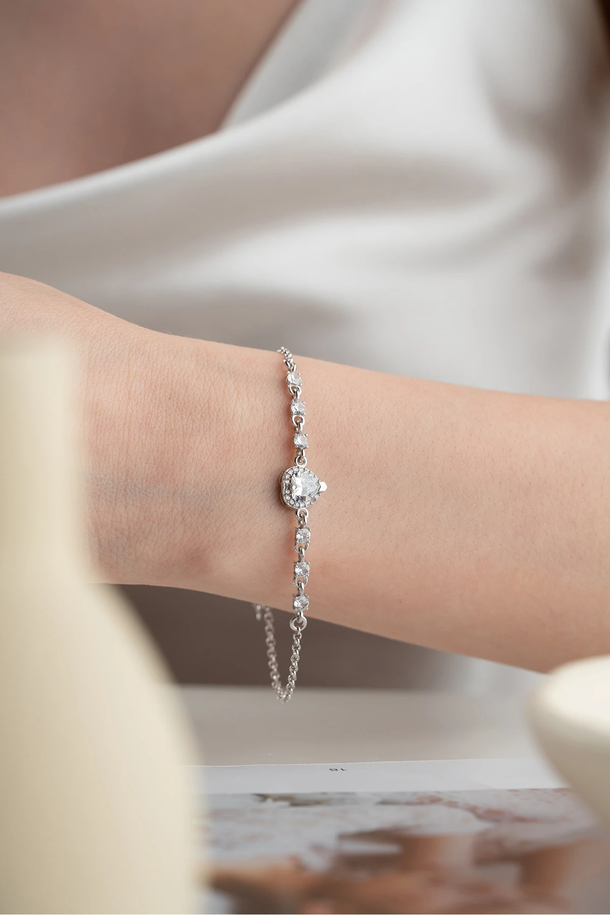 Gümüş Kalpli Model Bileklik