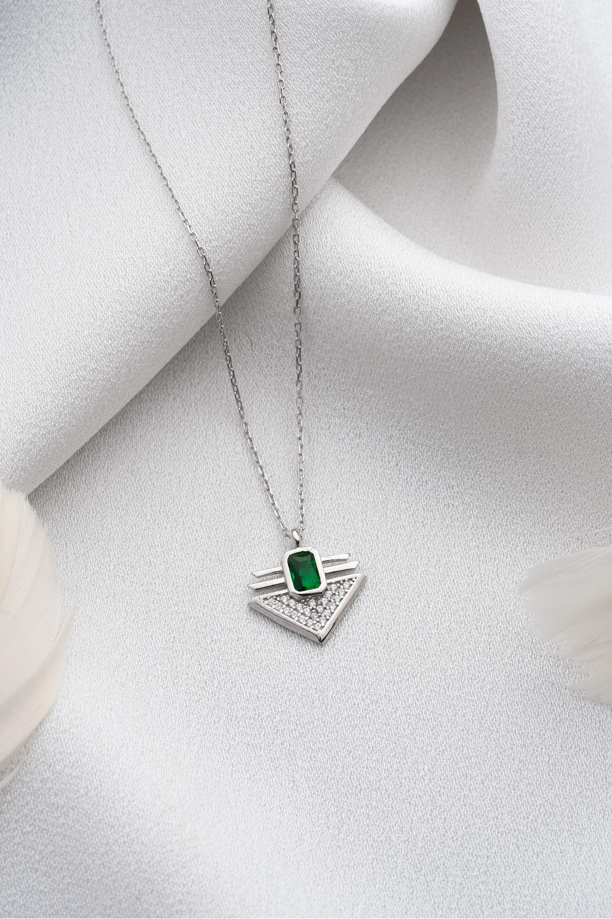 Gümüş Yeşil Taşlı Üçgen Trend Kolye