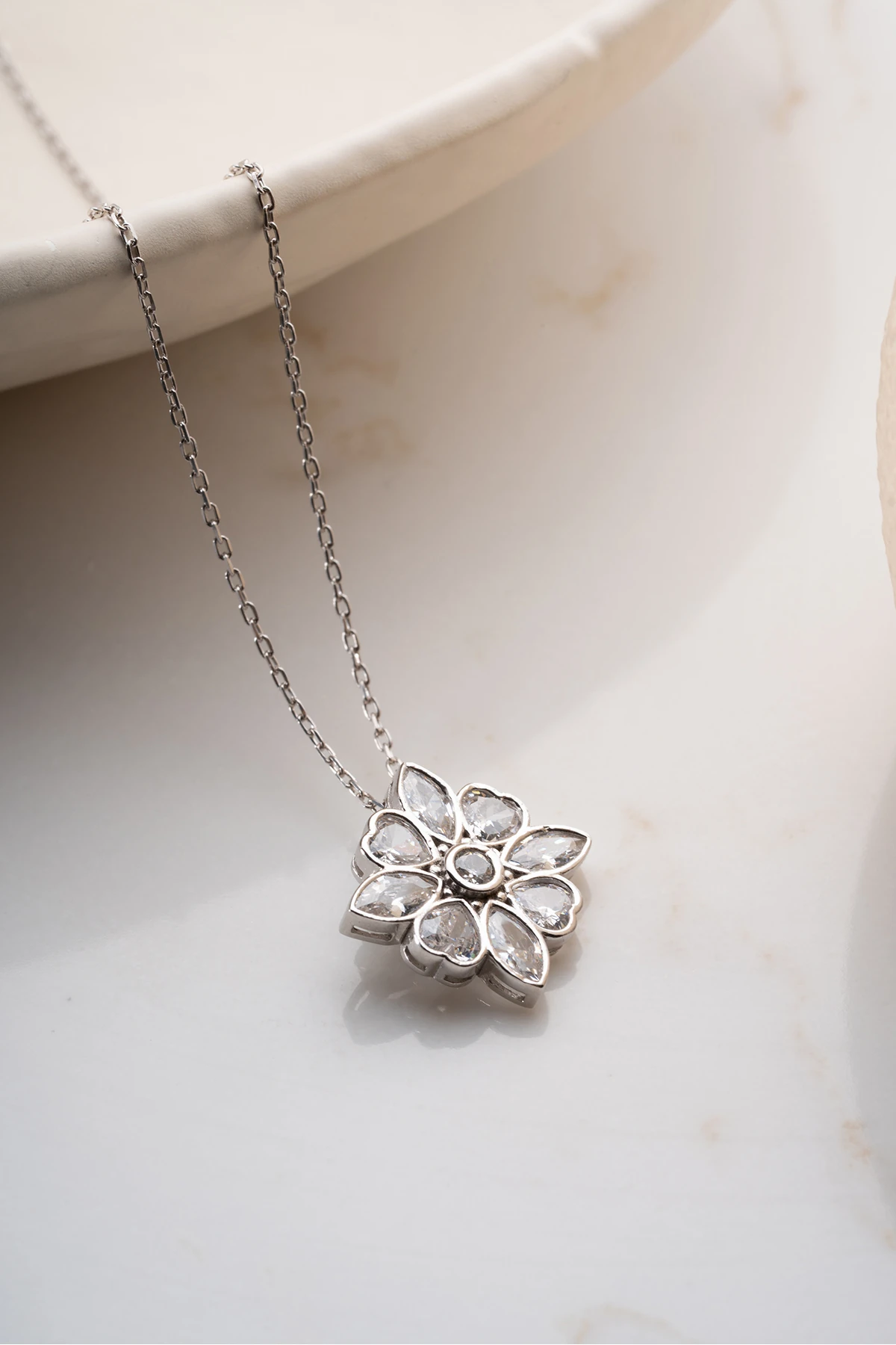 Gümüş Manolya Çiçeği Kolye