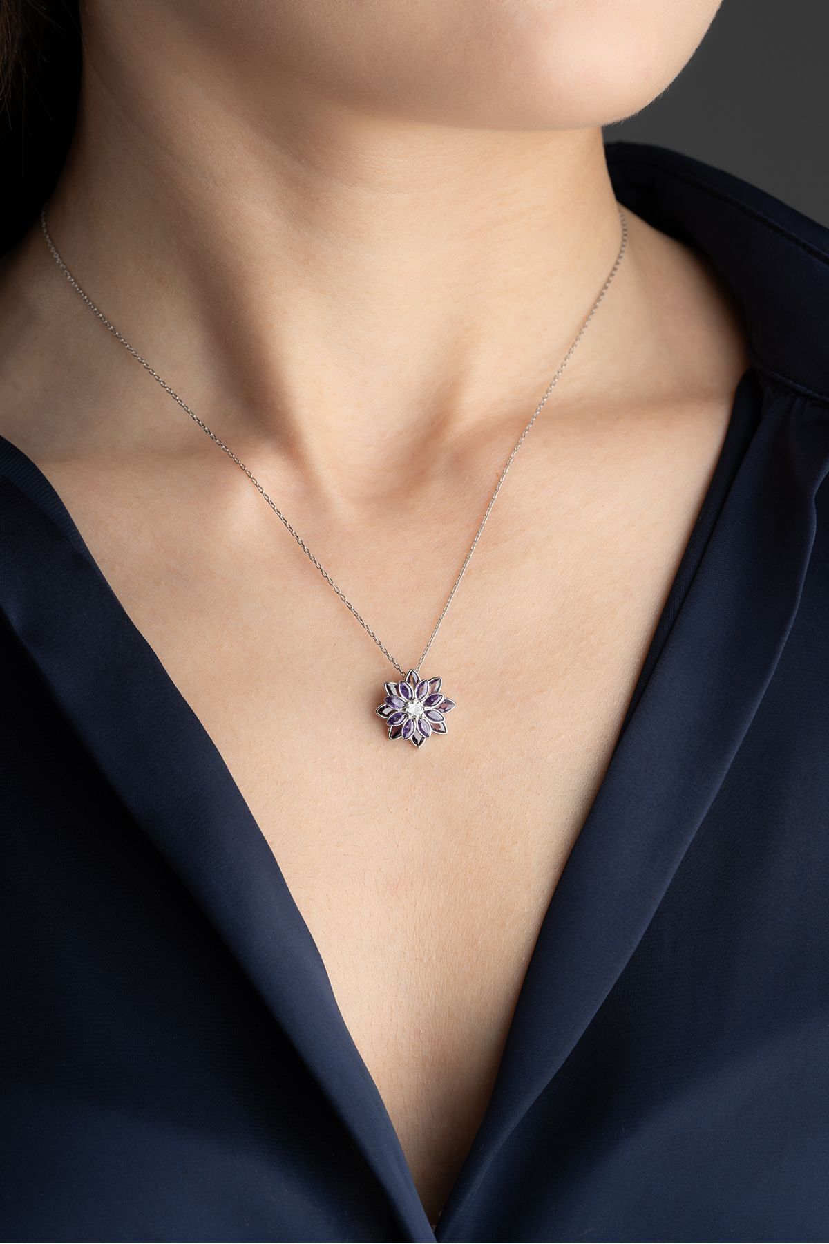 Gümüş Işıklı Kutuda Lotus Çiçeği Kolye