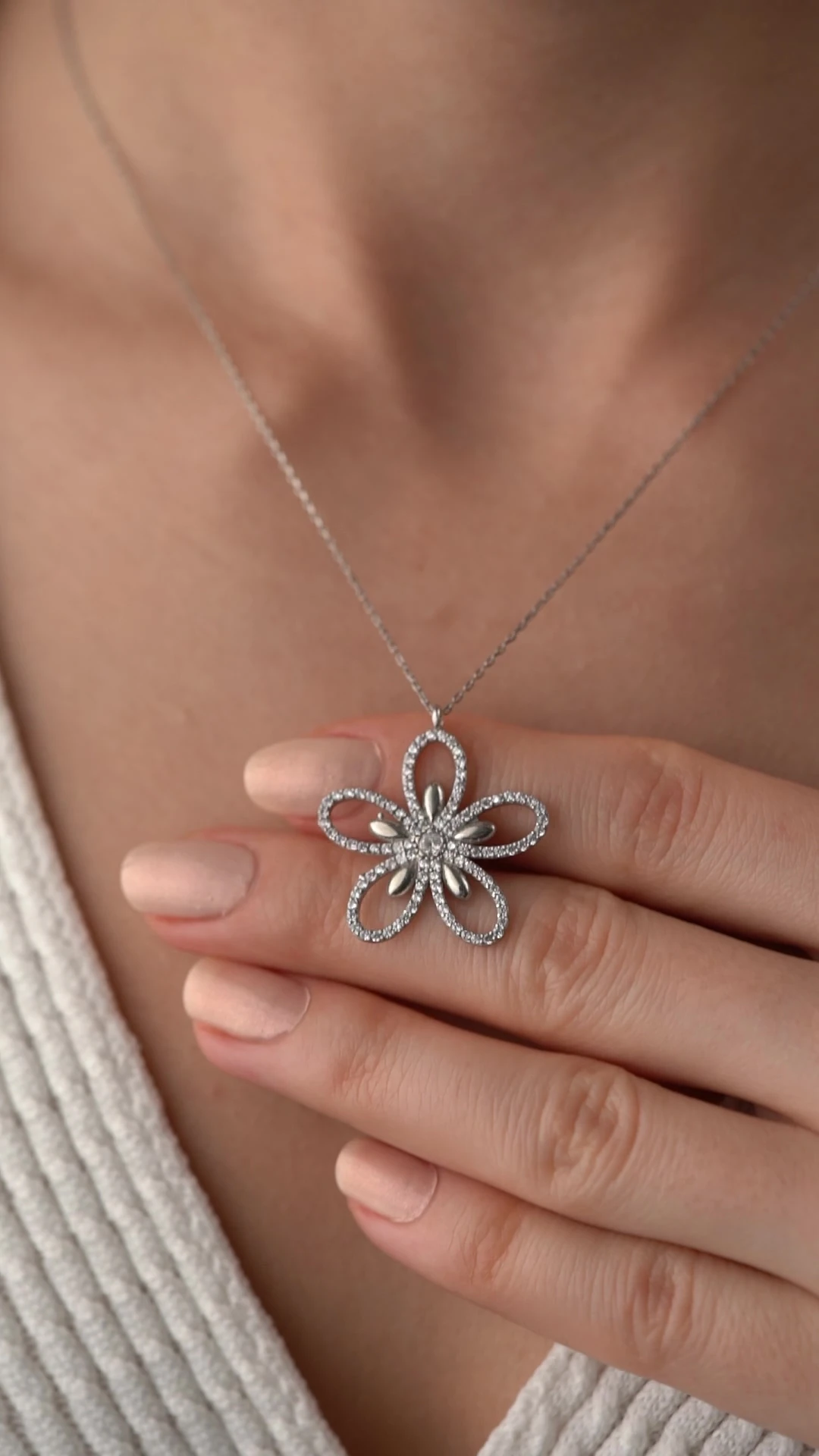 Gümüş Manolya Model Çiçek Kolye