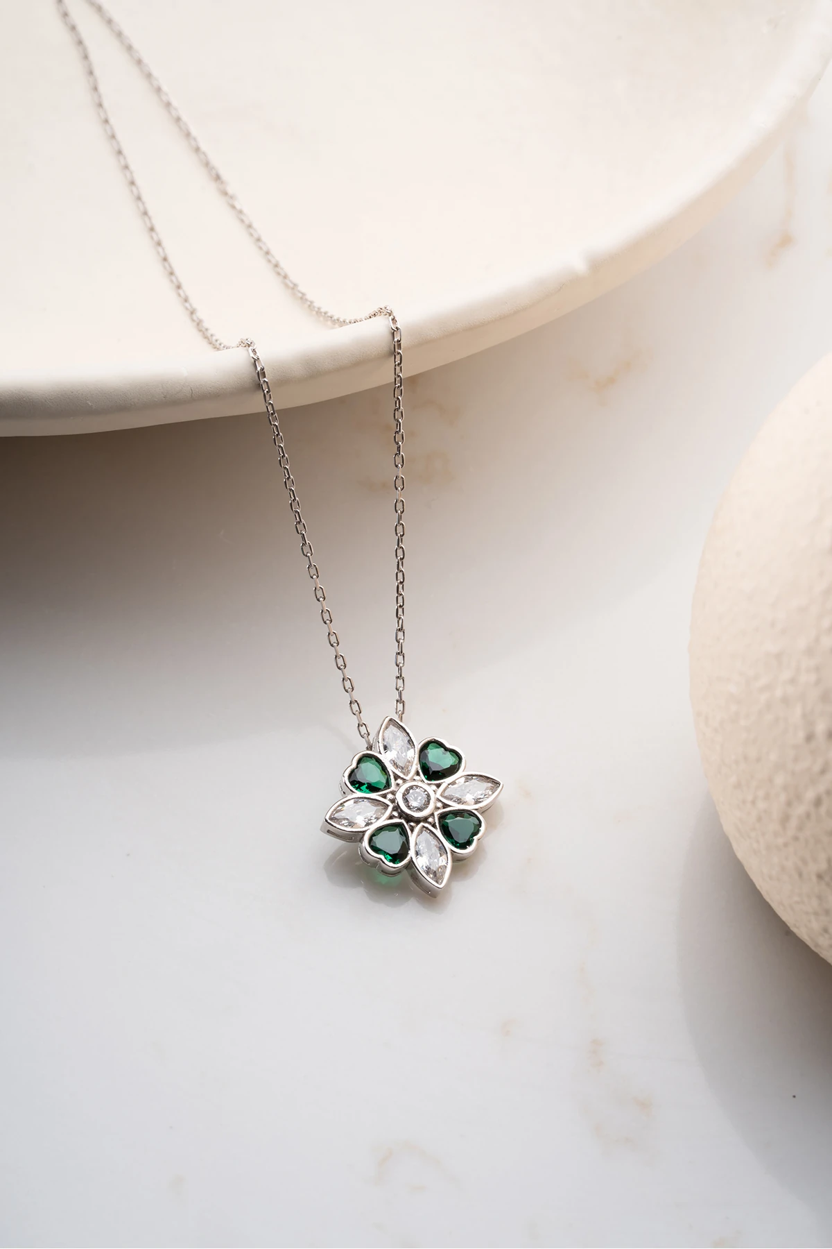 Gümüş Yeşil Taşlı Manolya Çiçeği Kolye