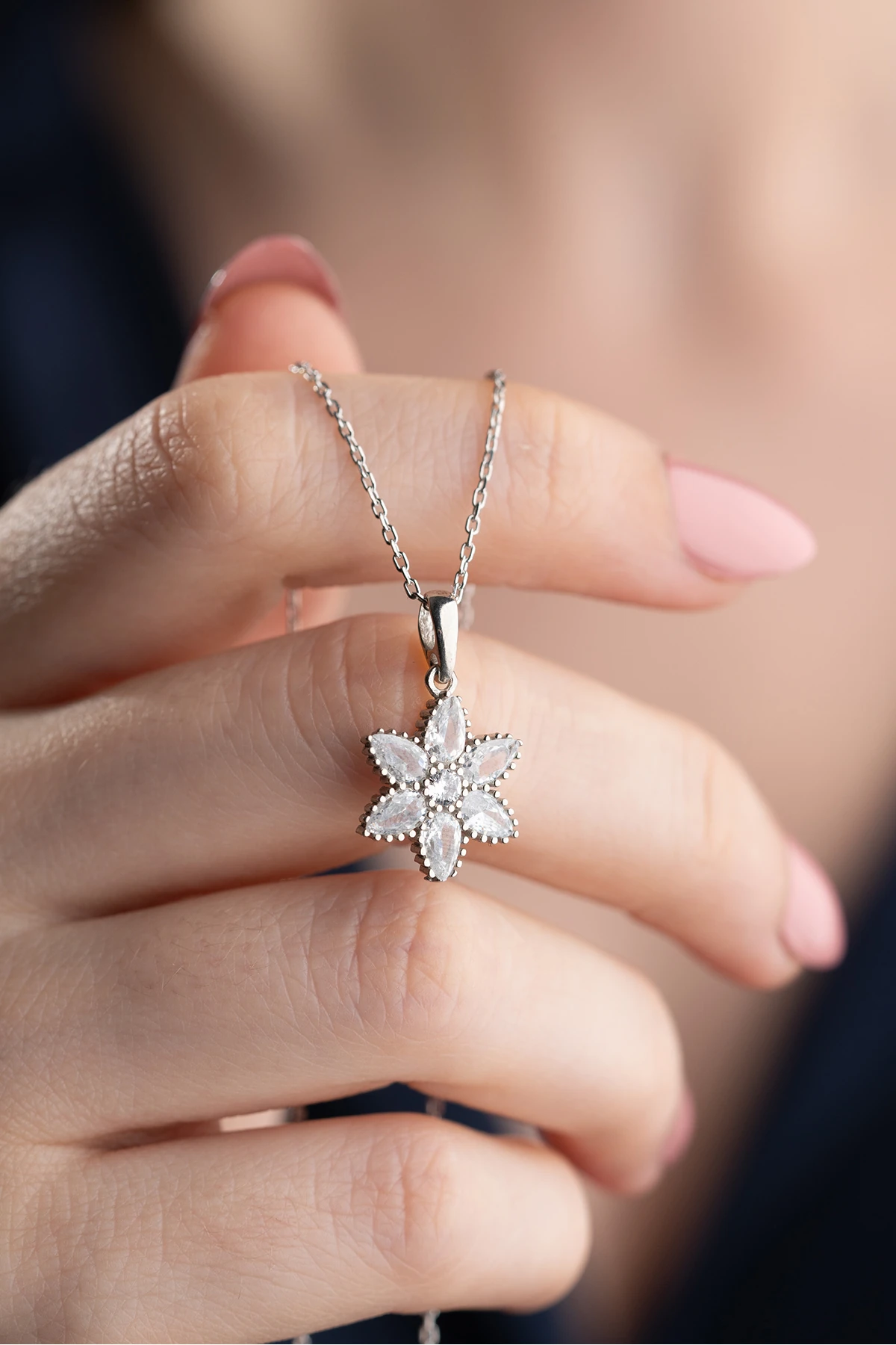 Gümüş Işıklı Kutuda Nergis Çiçeği Kolye