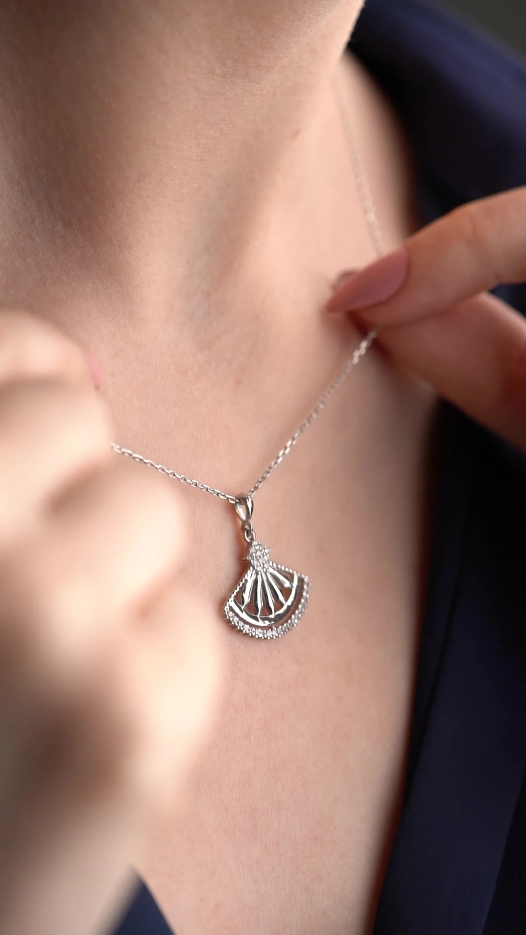 Işıklı Kutuda Model Kolye