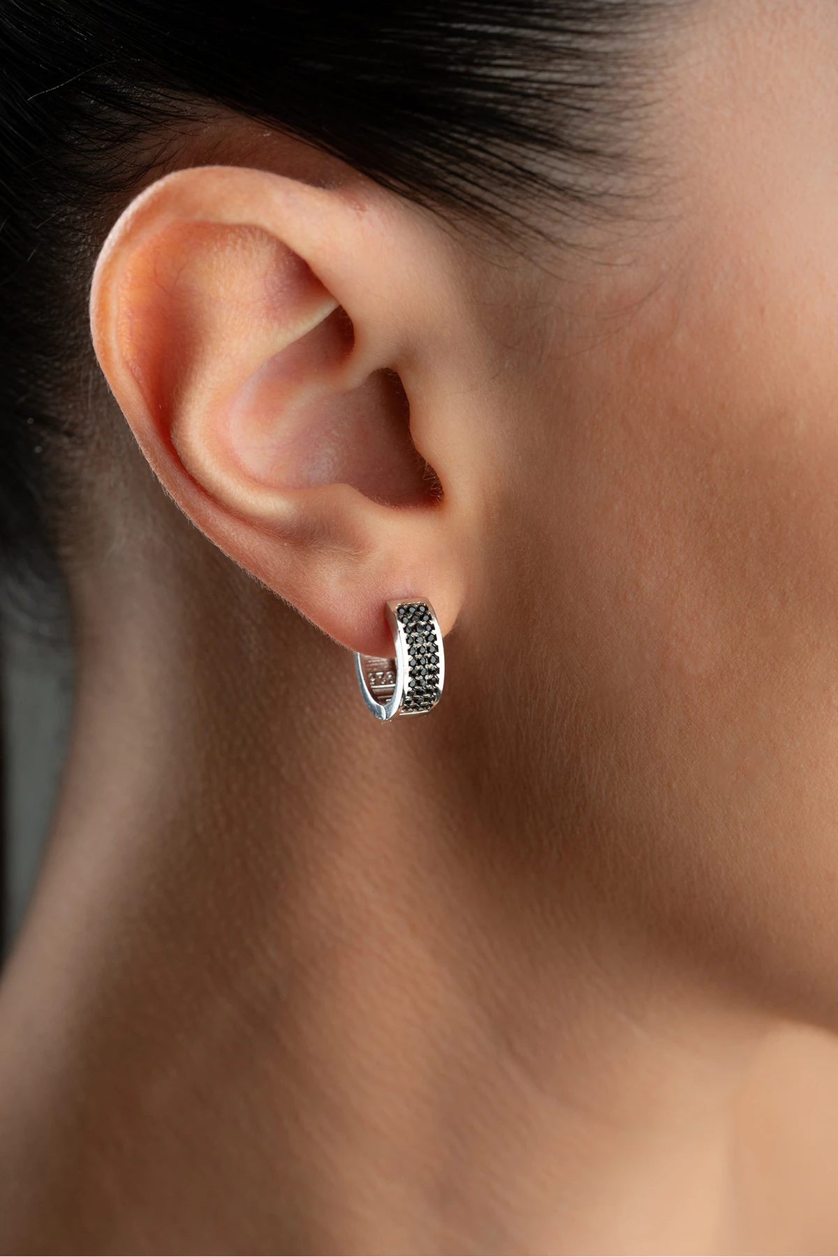 Gümüş Üç Sıra Siyah Taşlı Küpe