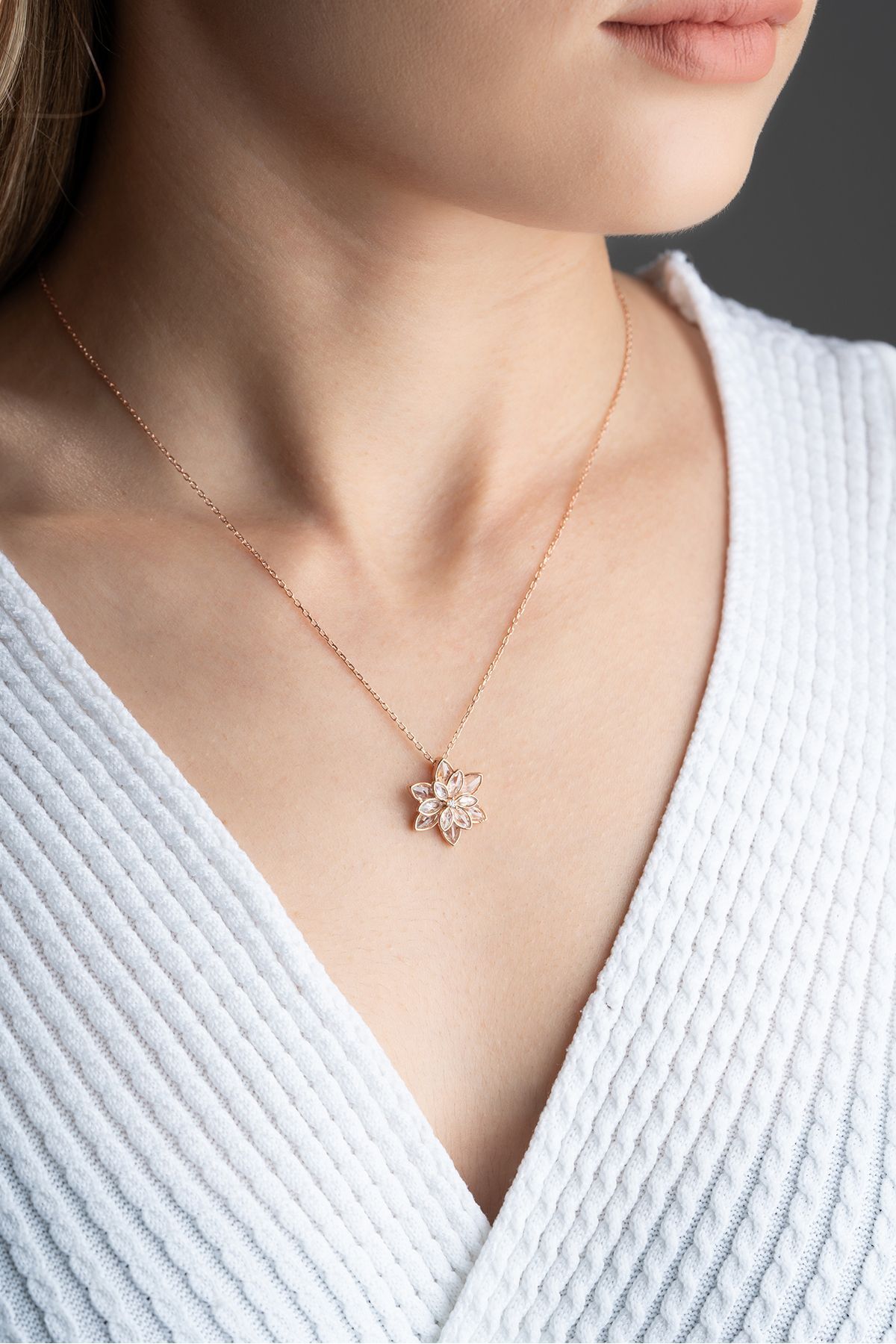 Gümüş Beyaz Lotus Çiçeği Kolye