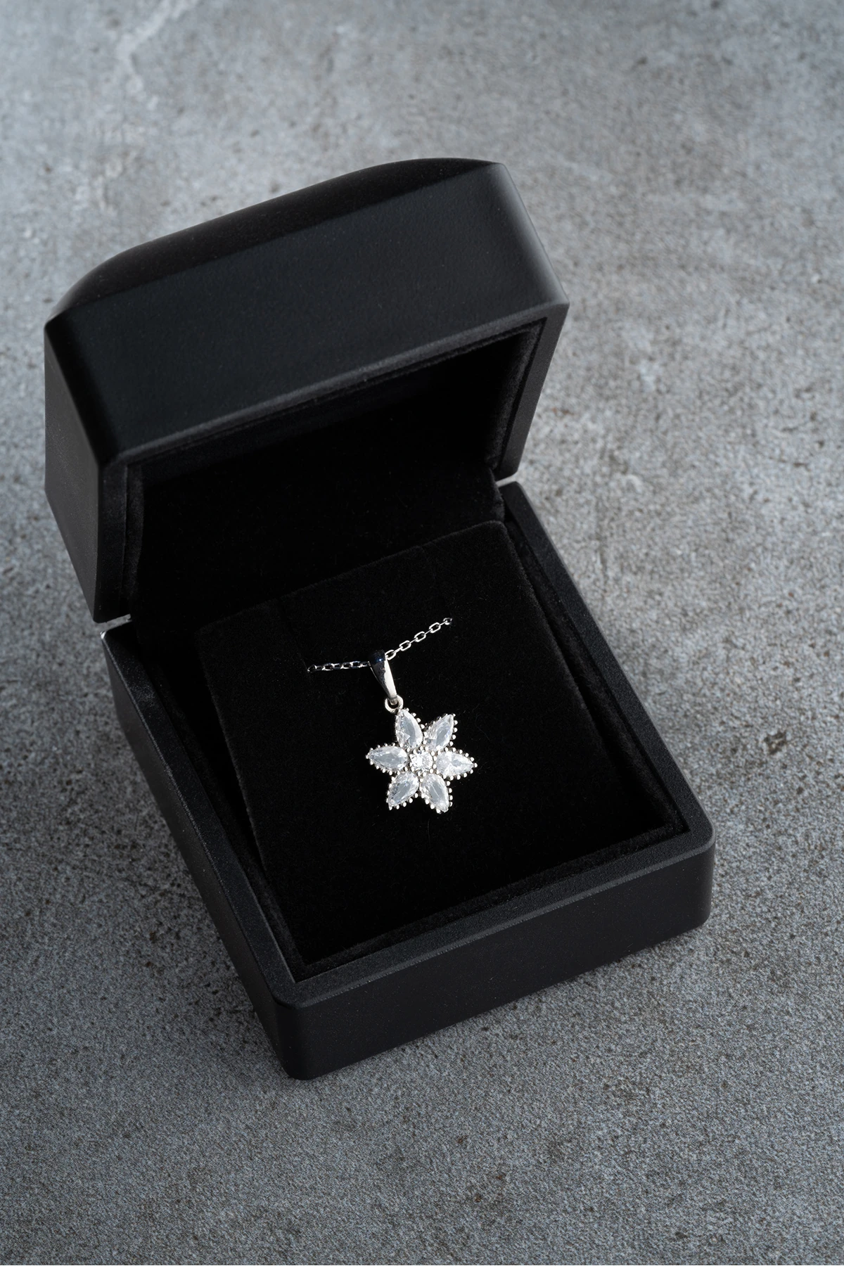 Gümüş Işıklı Kutuda Nergis Çiçeği Kolye