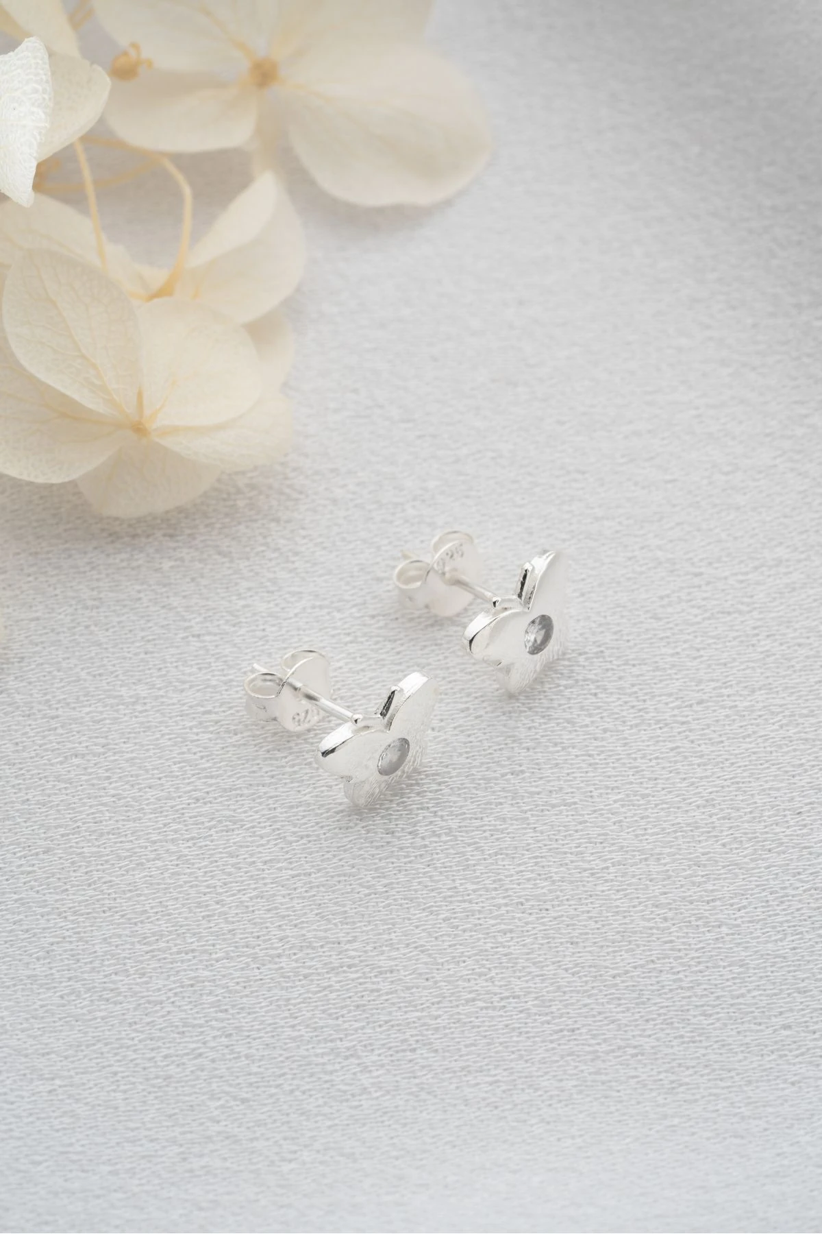 Gümüş Minik Kelebekli Çivili Küpe