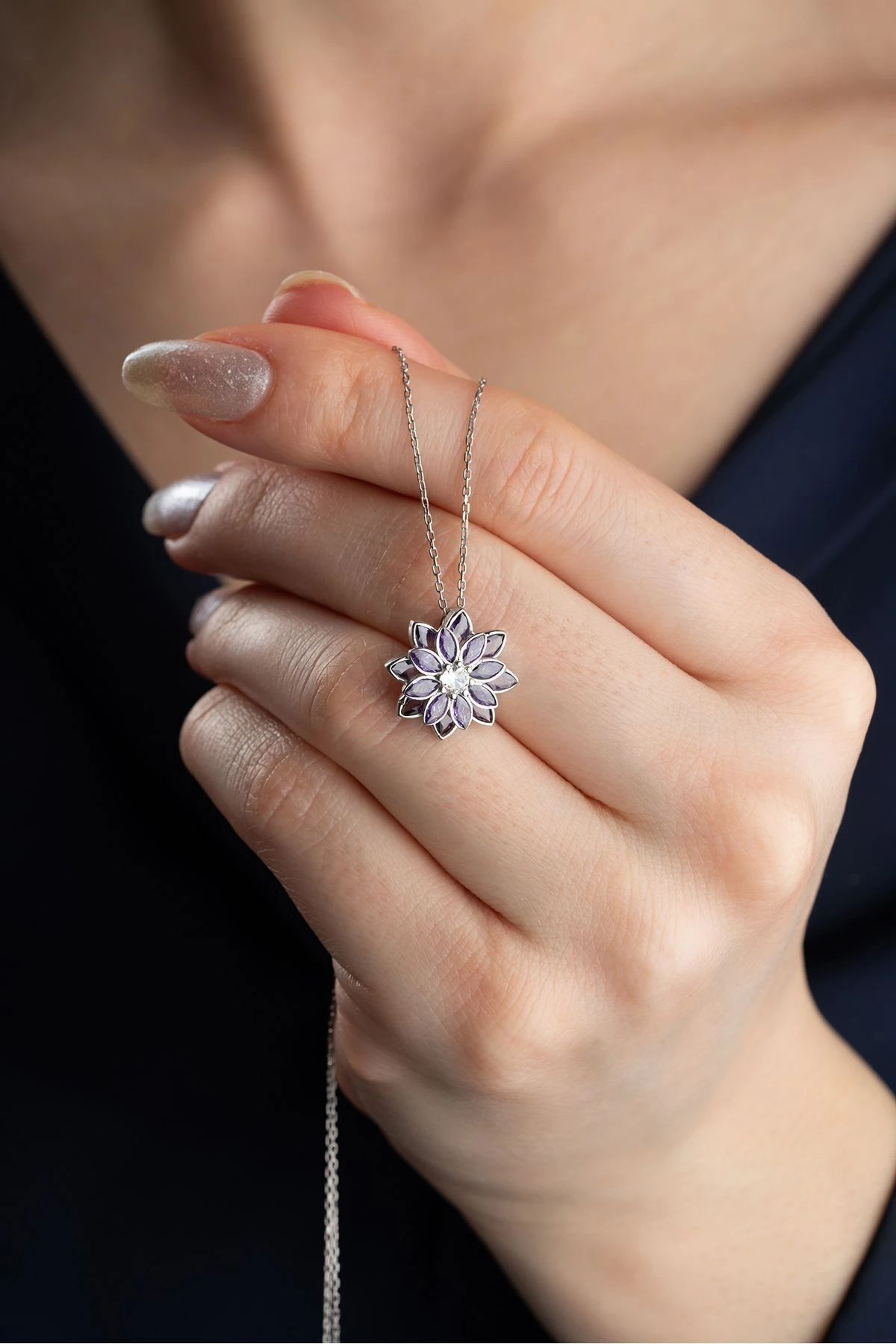 Gümüş Işıklı Kutuda Lotus Çiçeği Kolye