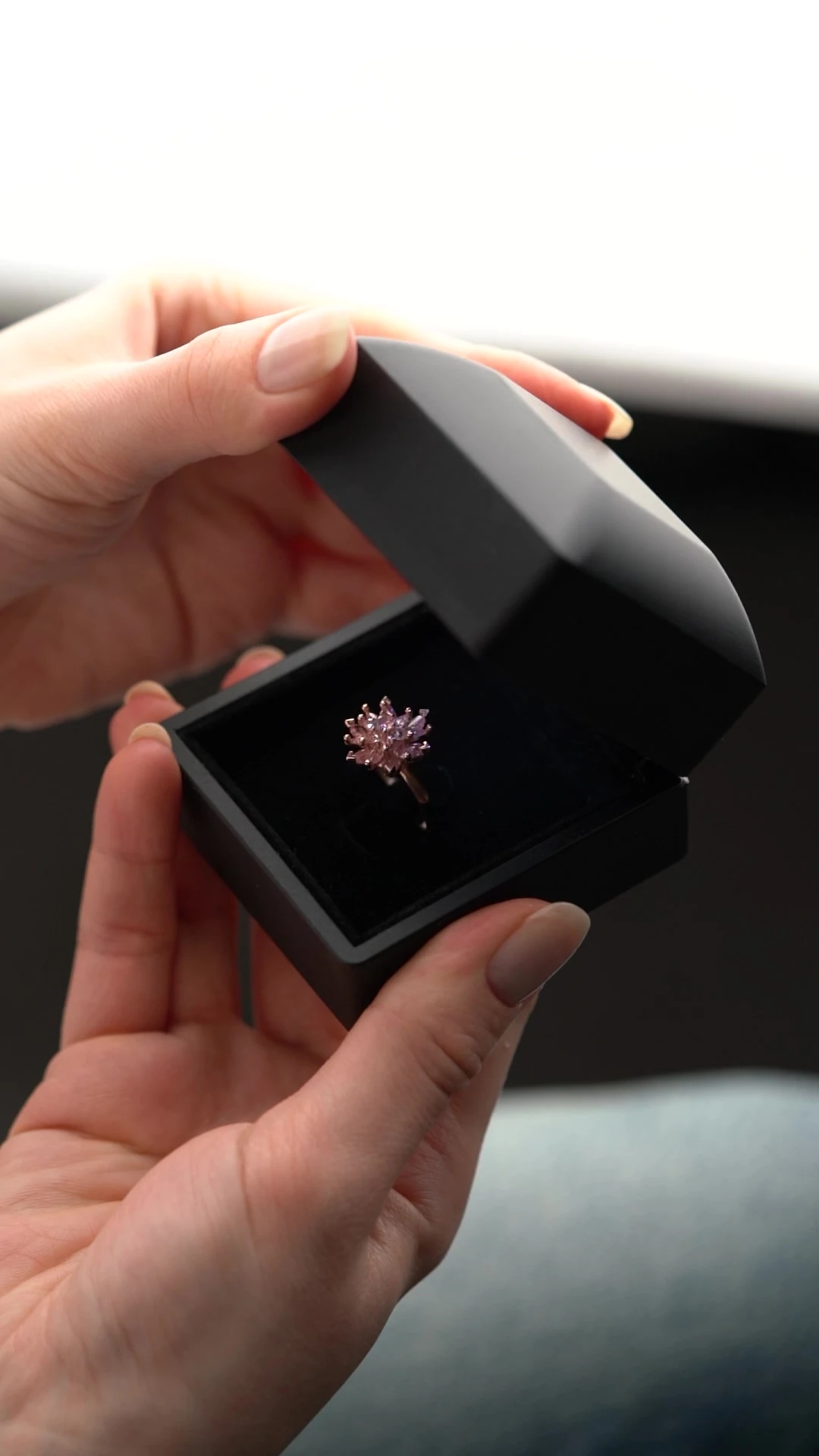 Gümüş Işıklı Kutuda Ayarlanabilir Pembe Taşlı Lotus Yüzük