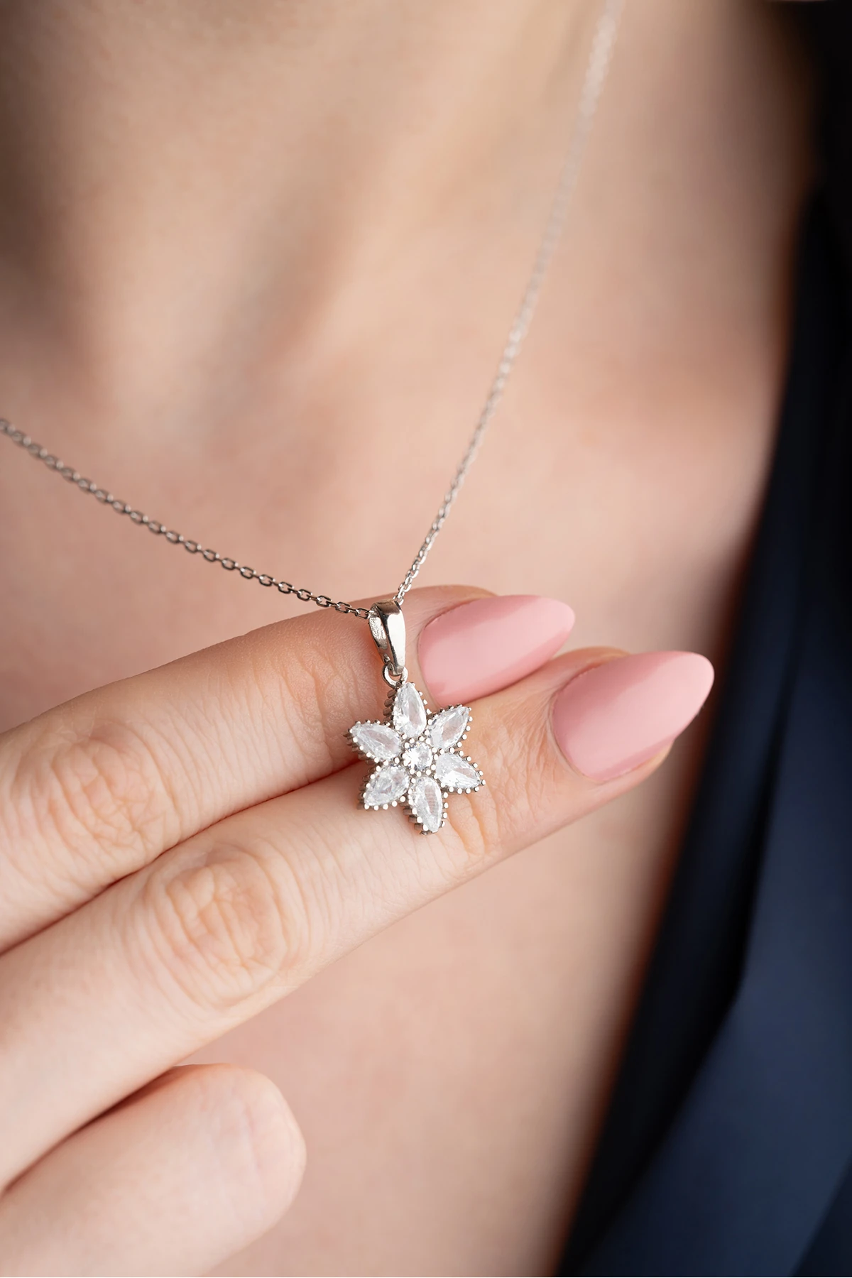 Gümüş Işıklı Kutuda Nergis Çiçeği Kolye