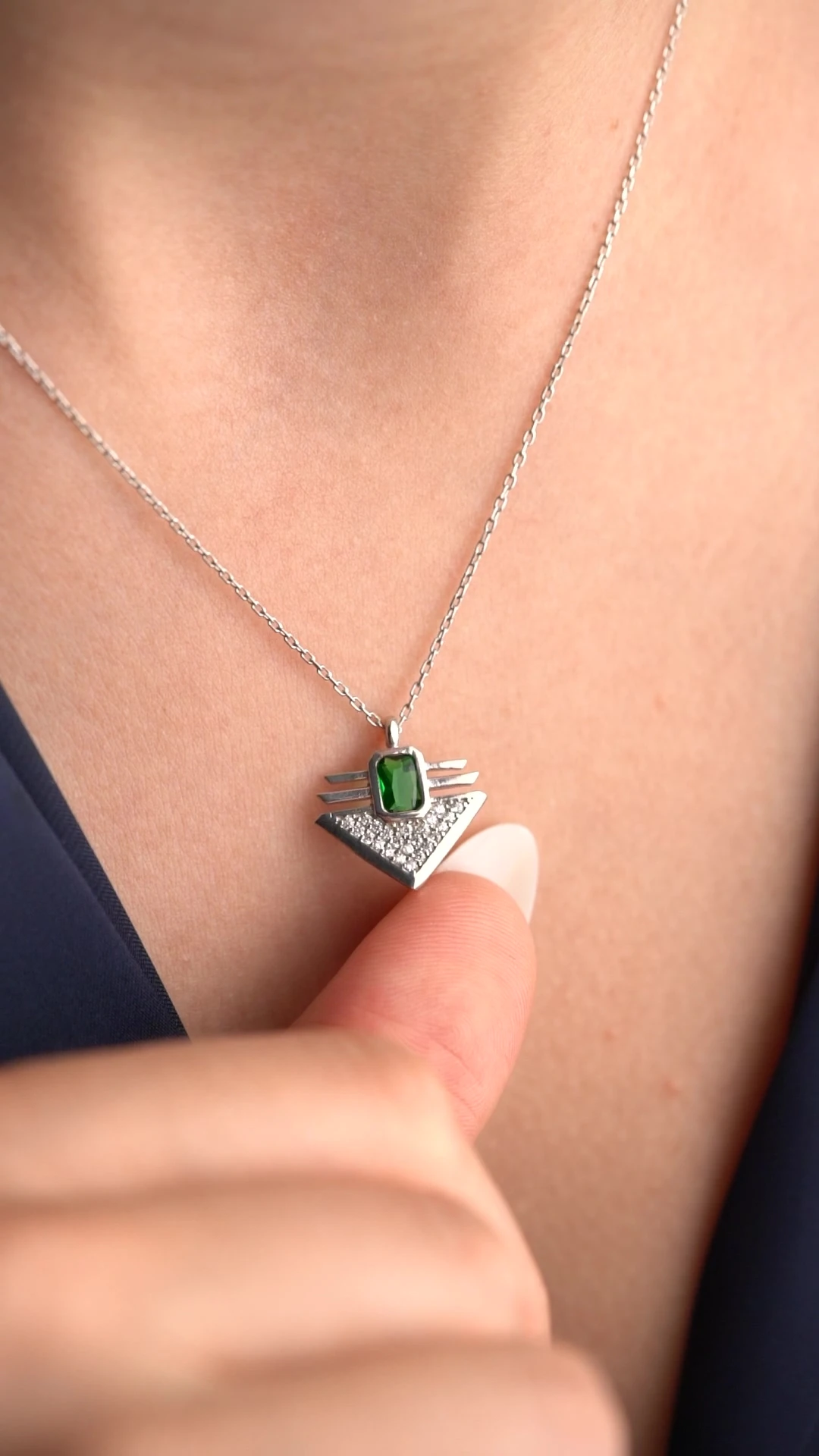 Gümüş Yeşil Taşlı Üçgen Trend Kolye