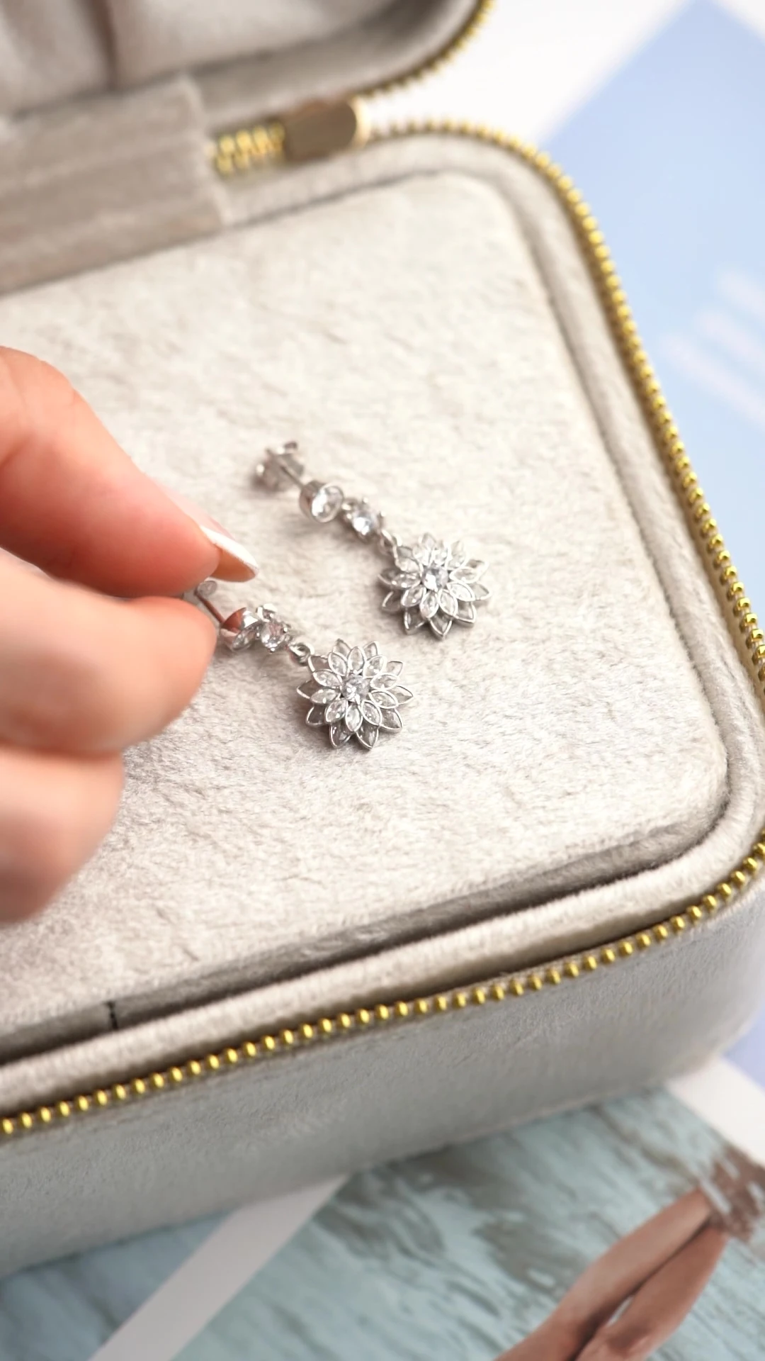 Gümüş Tektaşlı Beyaz Lotus  Küpe