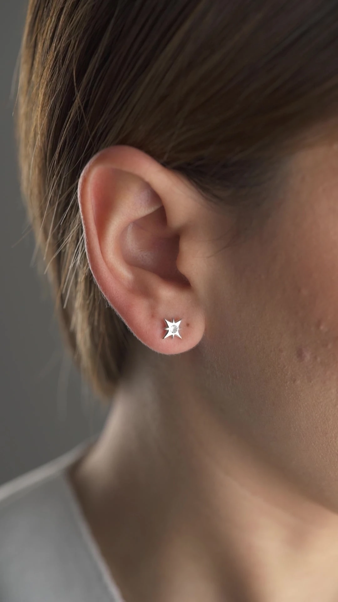 Gümüş Minik Kelebekli Çivili Küpe