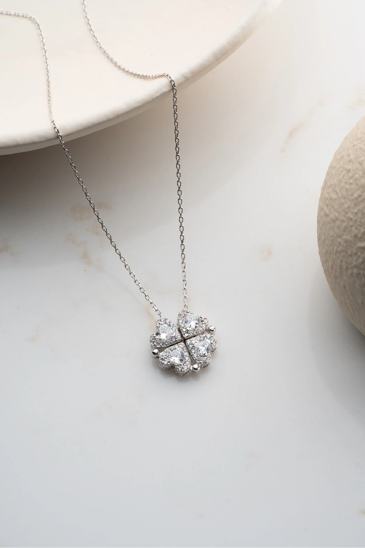 Gümüş Beyaz Taşlı Mıknatıslı Kalp Kolye