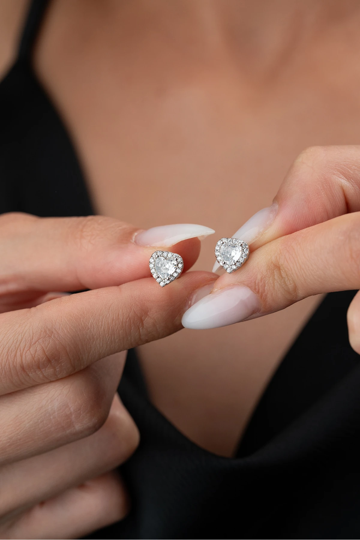 Gümüş Beyaz Taşlı Çivili Kalp Küpe