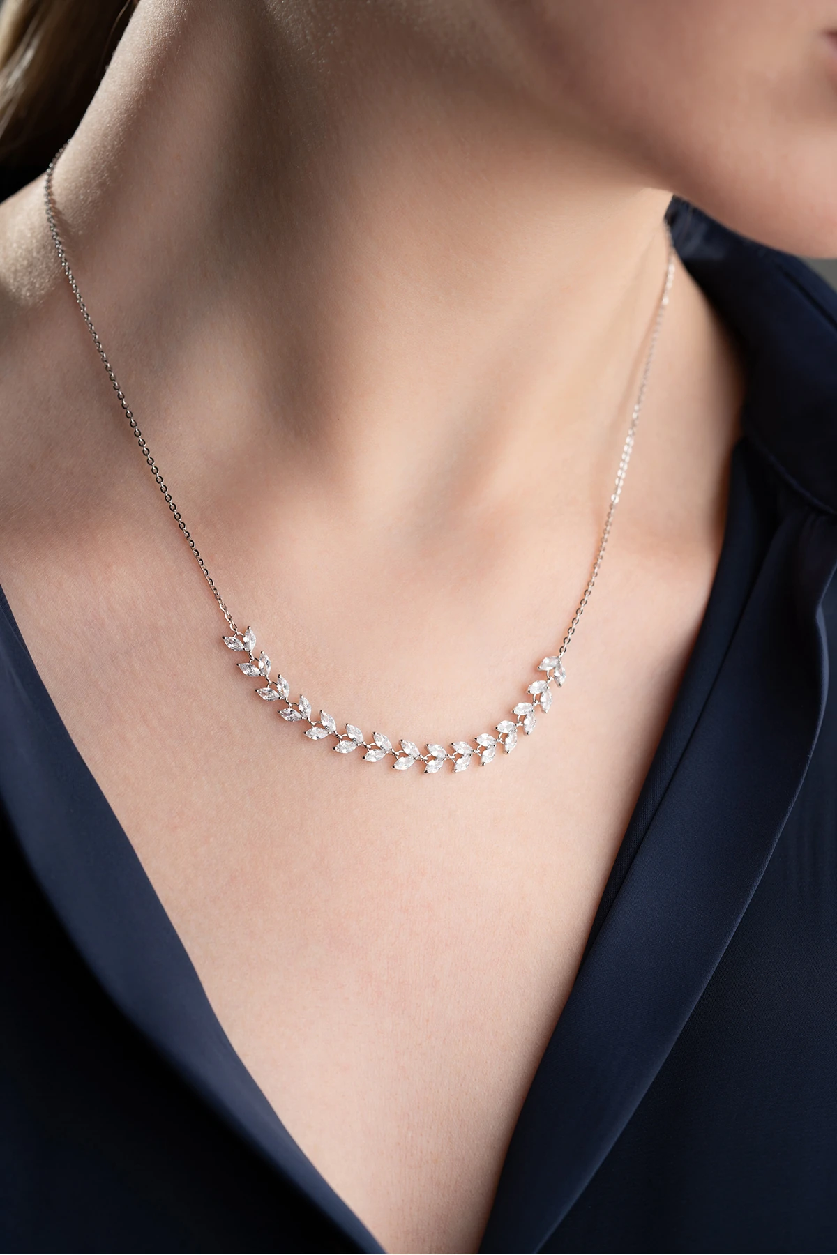 Gümüş Işıklı Kutuda Pırlanta Model Kolye