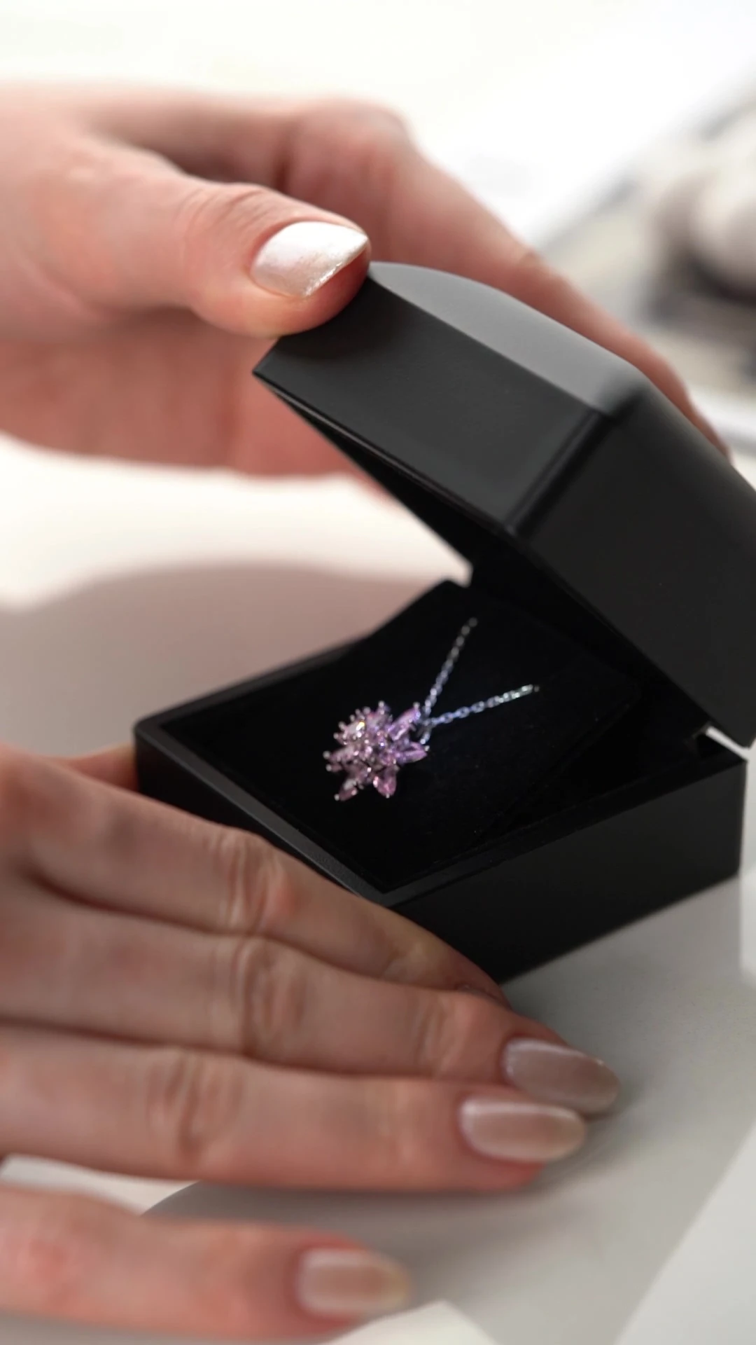 Gümüş Buzlu Açık Pembe Lotus Çiçeği Kolye