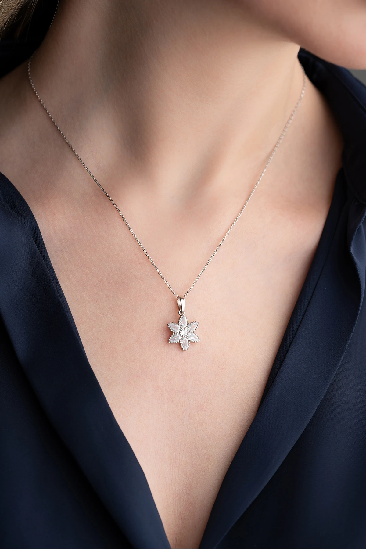 Gümüş Işıklı Kutuda Nergis Çiçeği Kolye