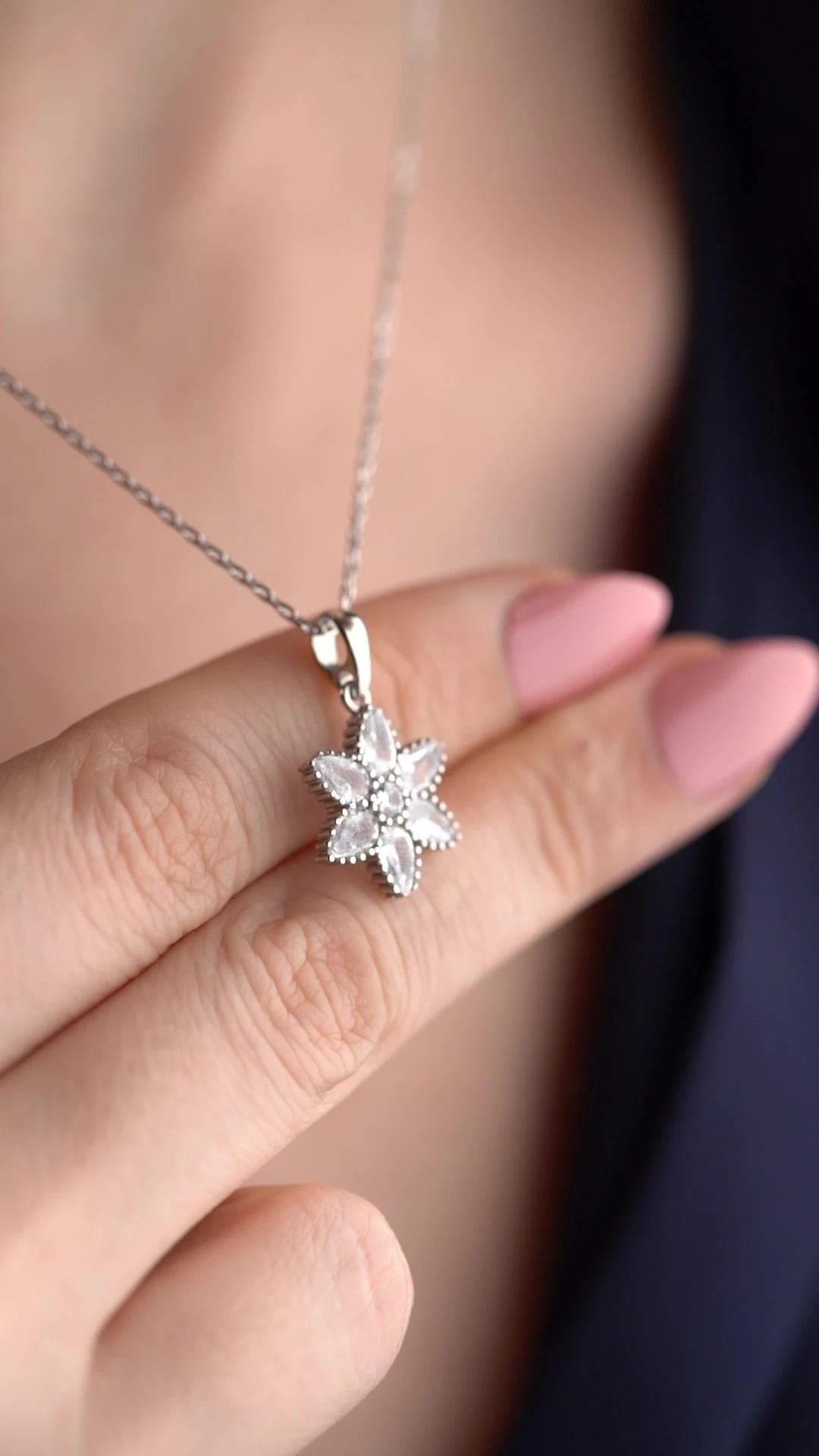 Gümüş Işıklı Kutuda Nergis Çiçeği Kolye