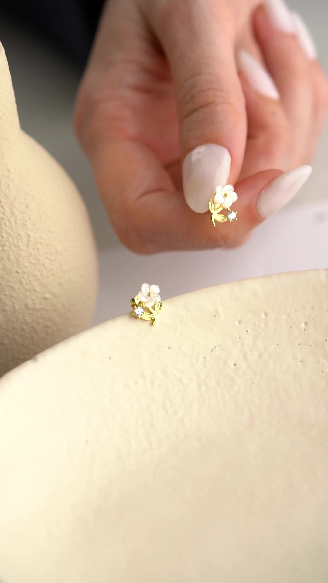 Gümüş Sedefli Çivili Küpe