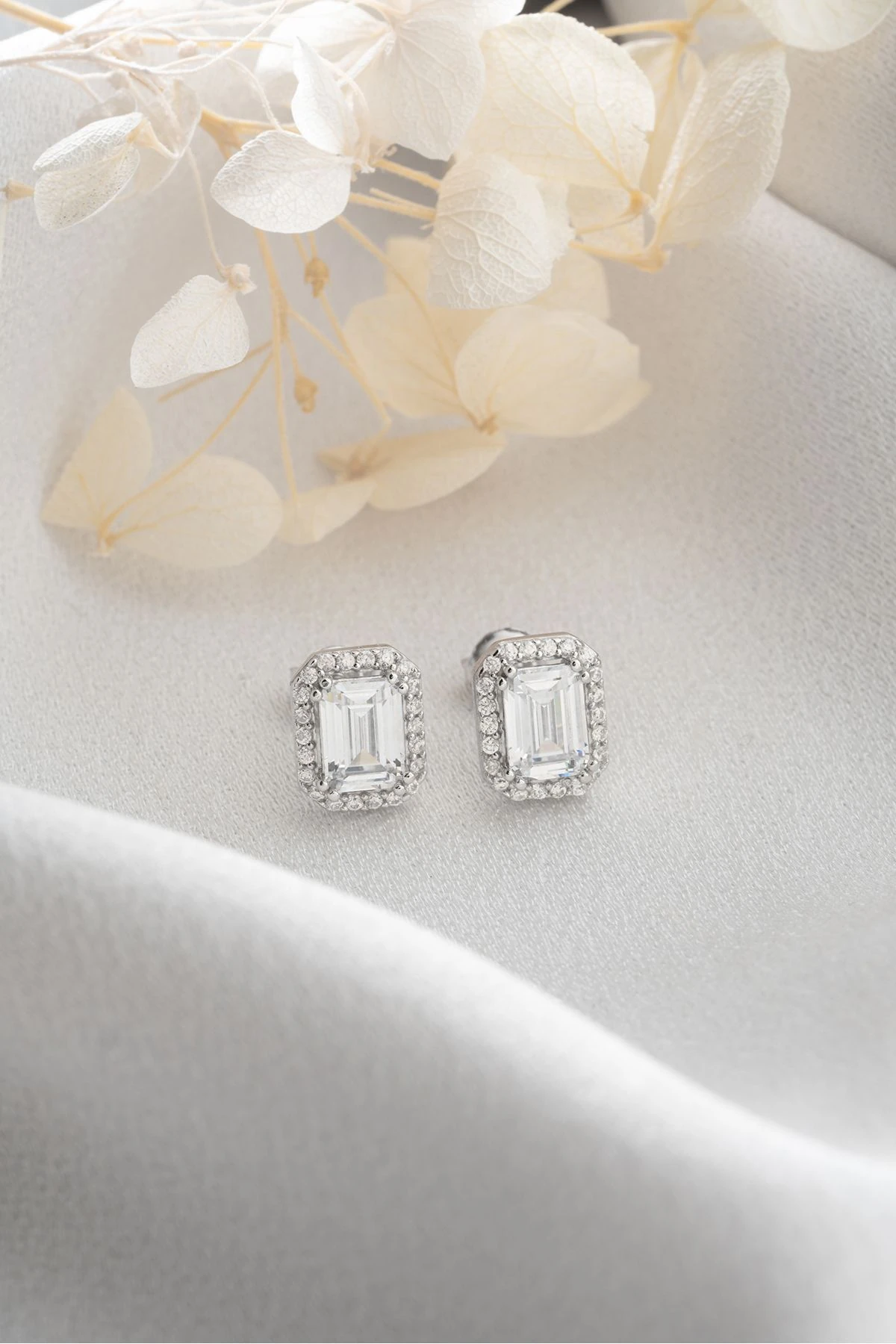 Gümüş Baget Taşlı Çivili Küpe