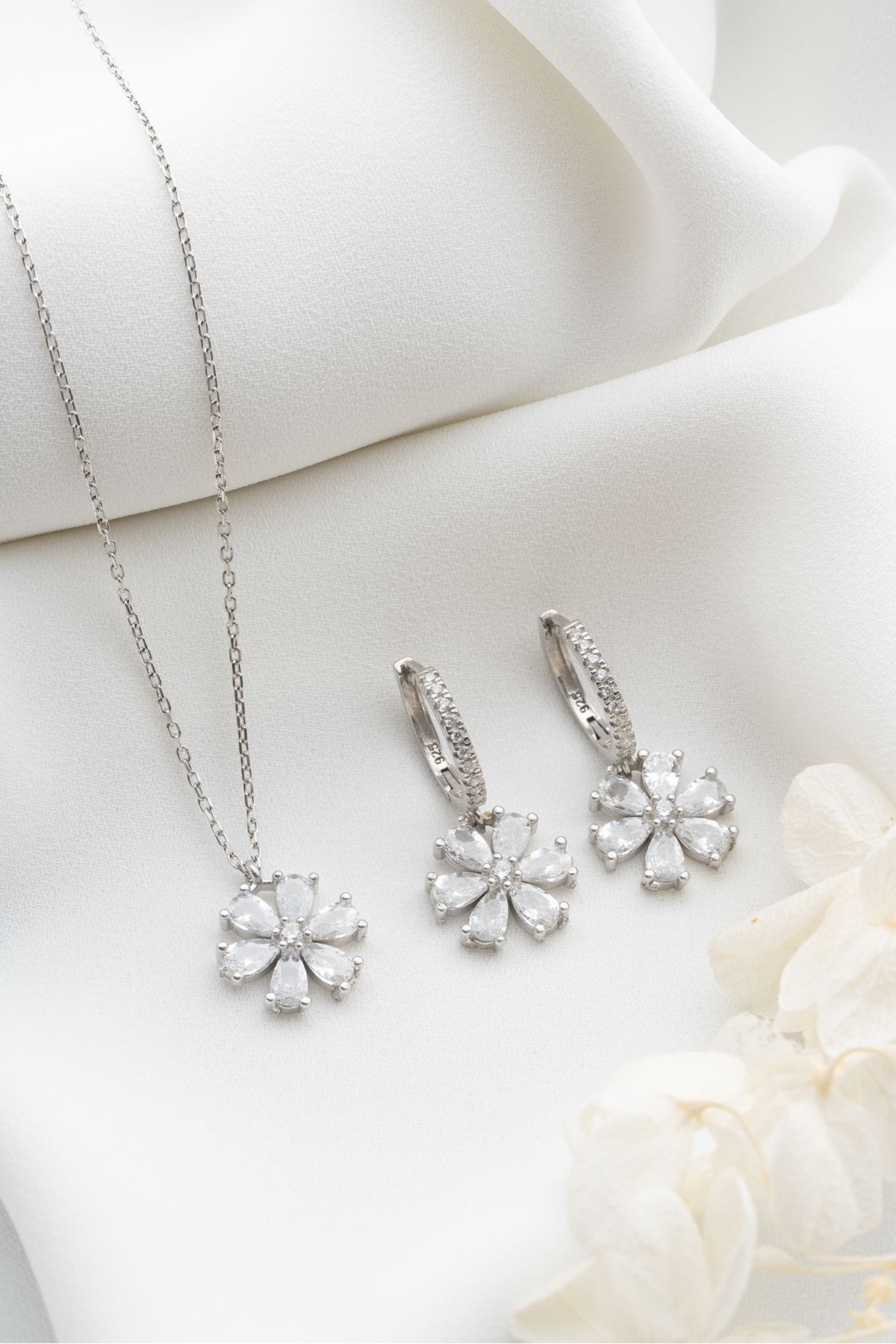 Gümüş Beyaz Lotus Çiçeği Kolye Küpe Seti