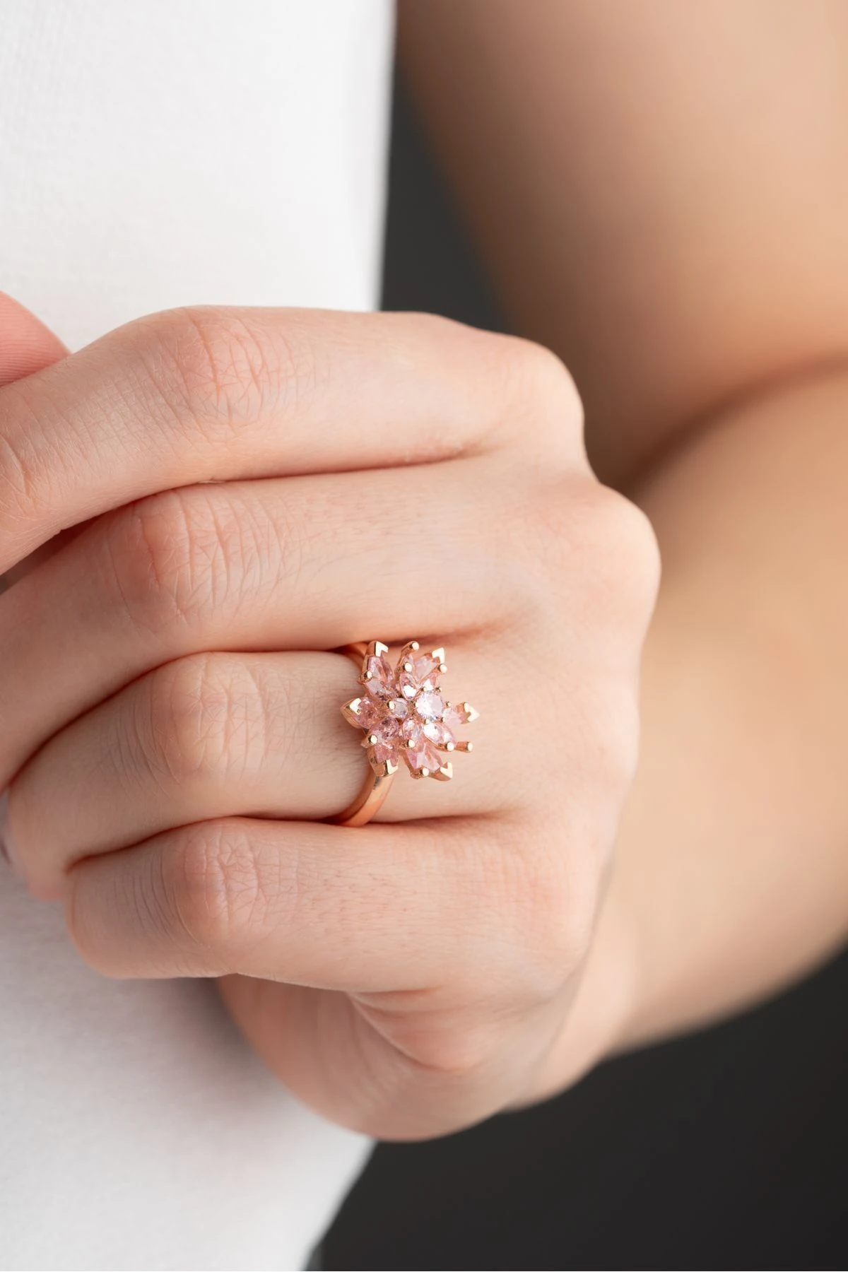 Gümüş Işıklı Kutuda Ayarlanabilir Pembe Taşlı Lotus Yüzük