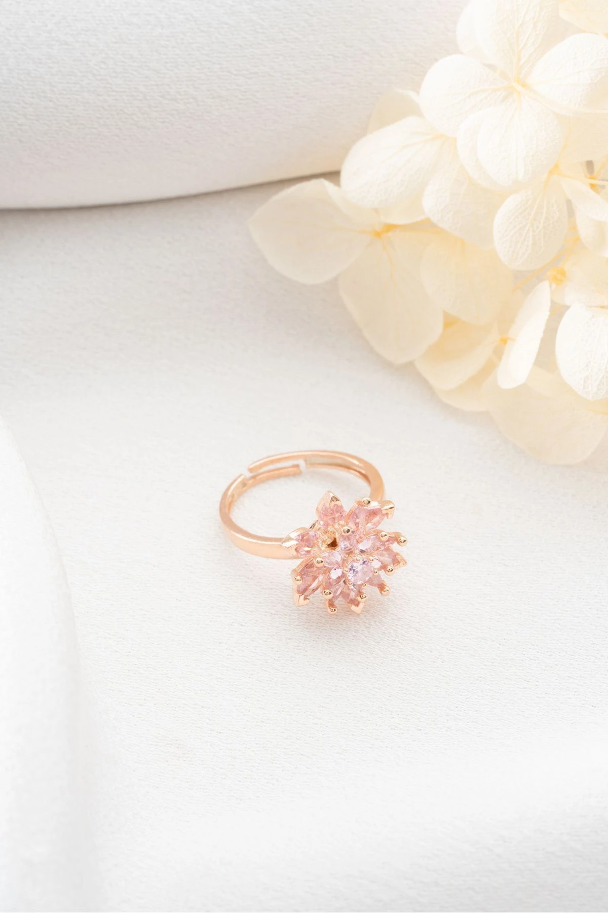 Gümüş Işıklı Kutuda Ayarlanabilir Pembe Taşlı Lotus Yüzük