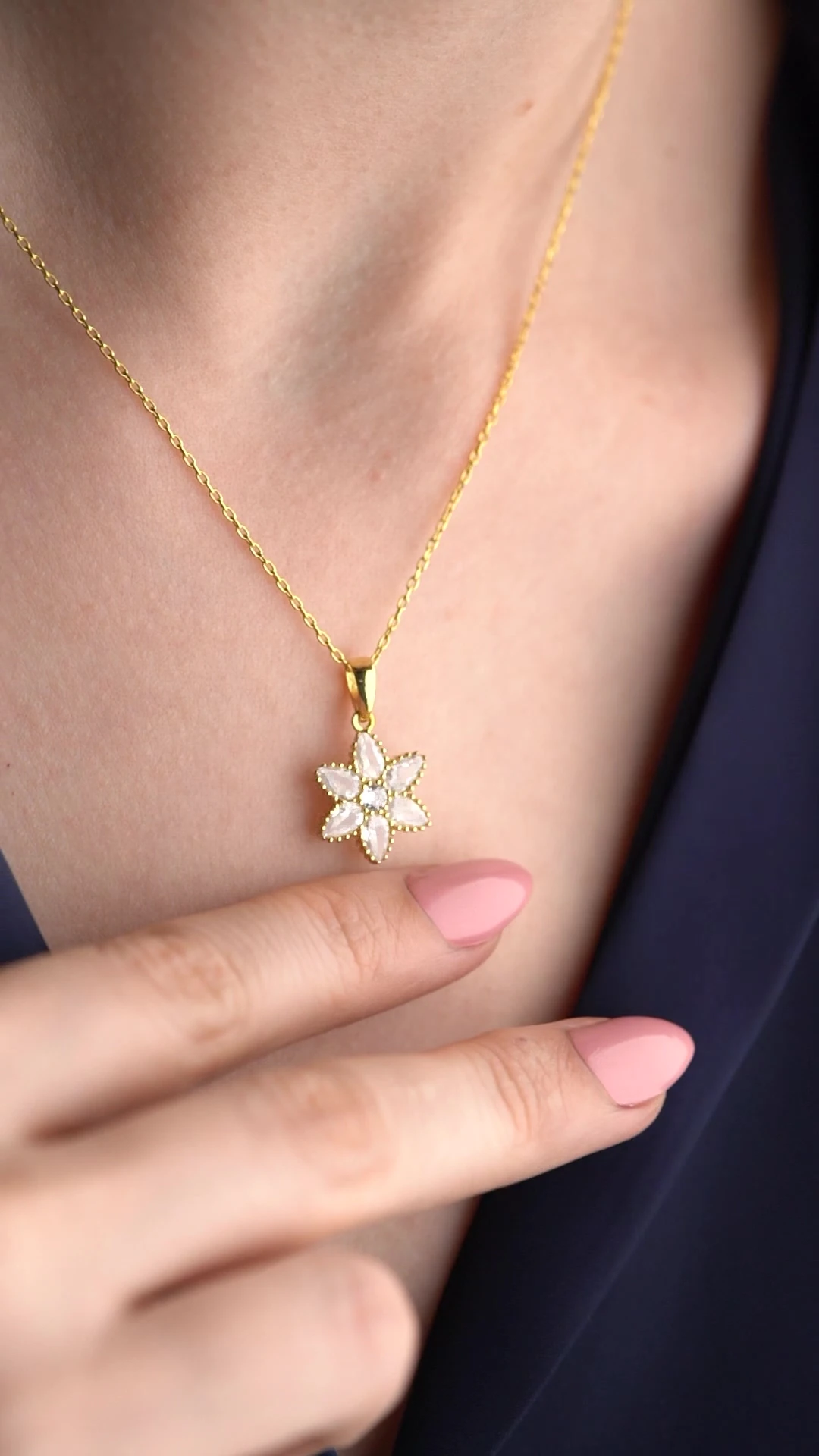 Gümüş Işıklı Kutuda Nergis Çiçeği Kolye