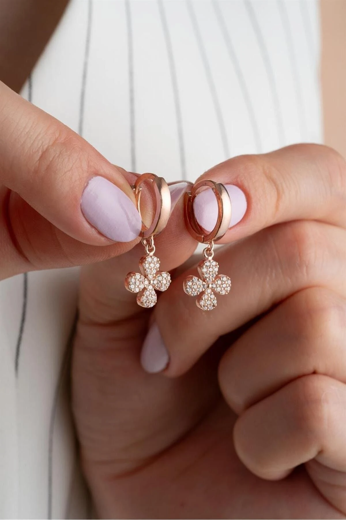 Rose Sallantılı Yonca Gümüş Küpe