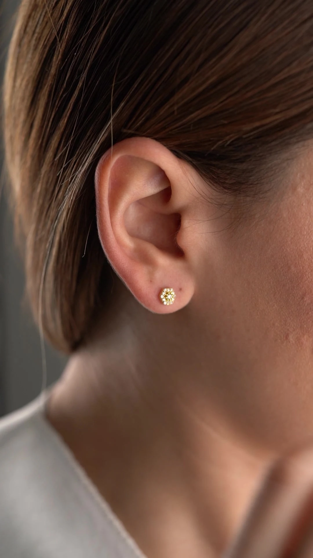 Gümüş Taşlı Minik Çivili Küpe