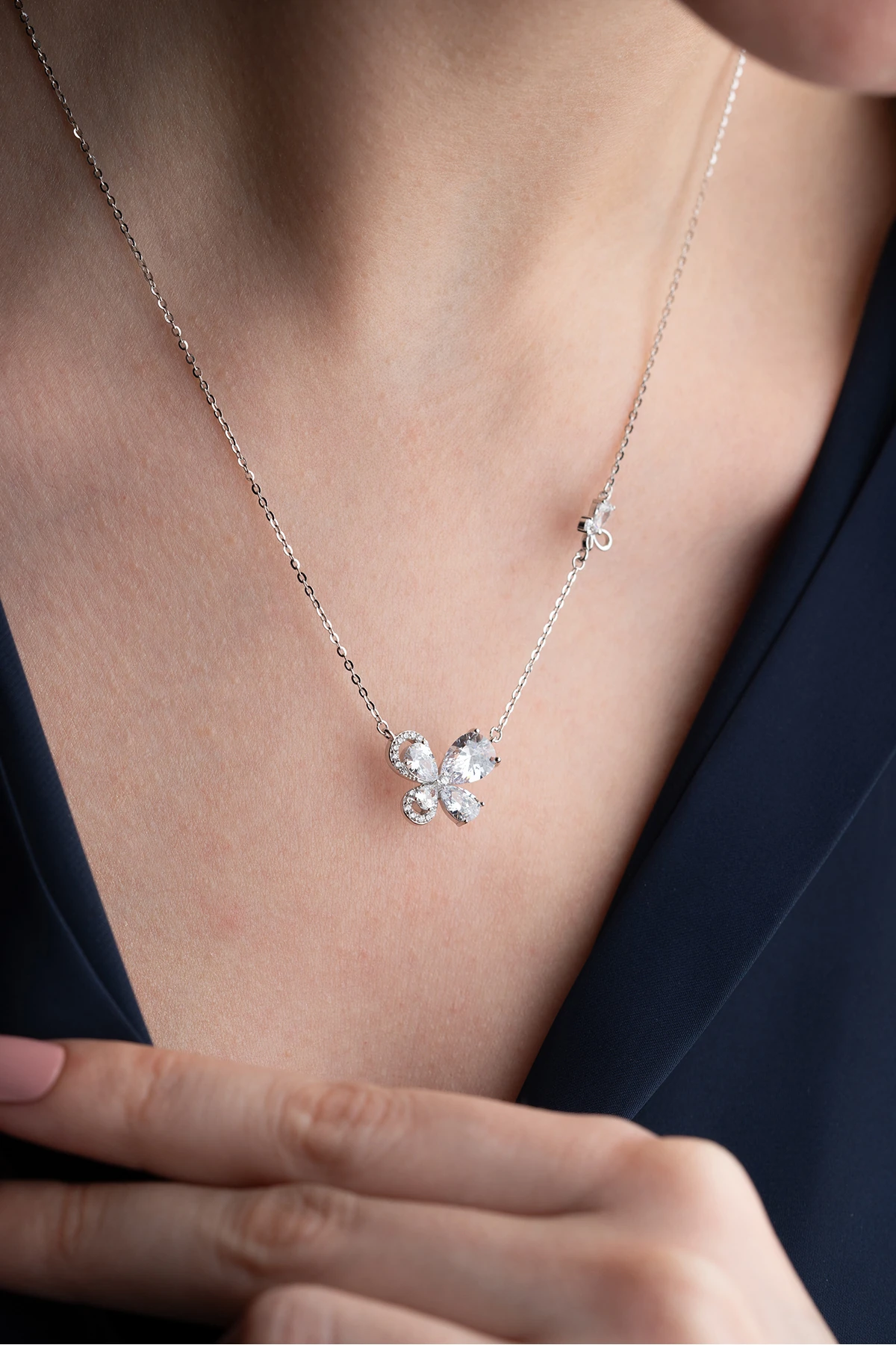 Gümüş Işıklı Kutuda Kelebek Kolye