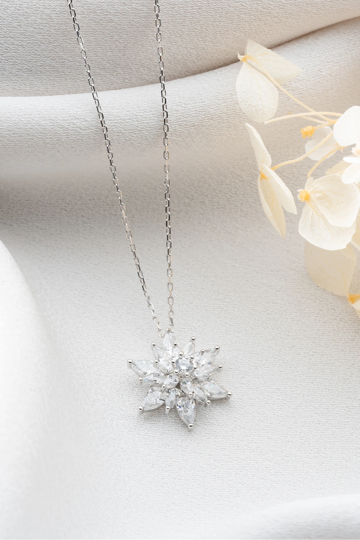 Gümüş Buzlu Beyaz Lotus Çiçeği Kolye