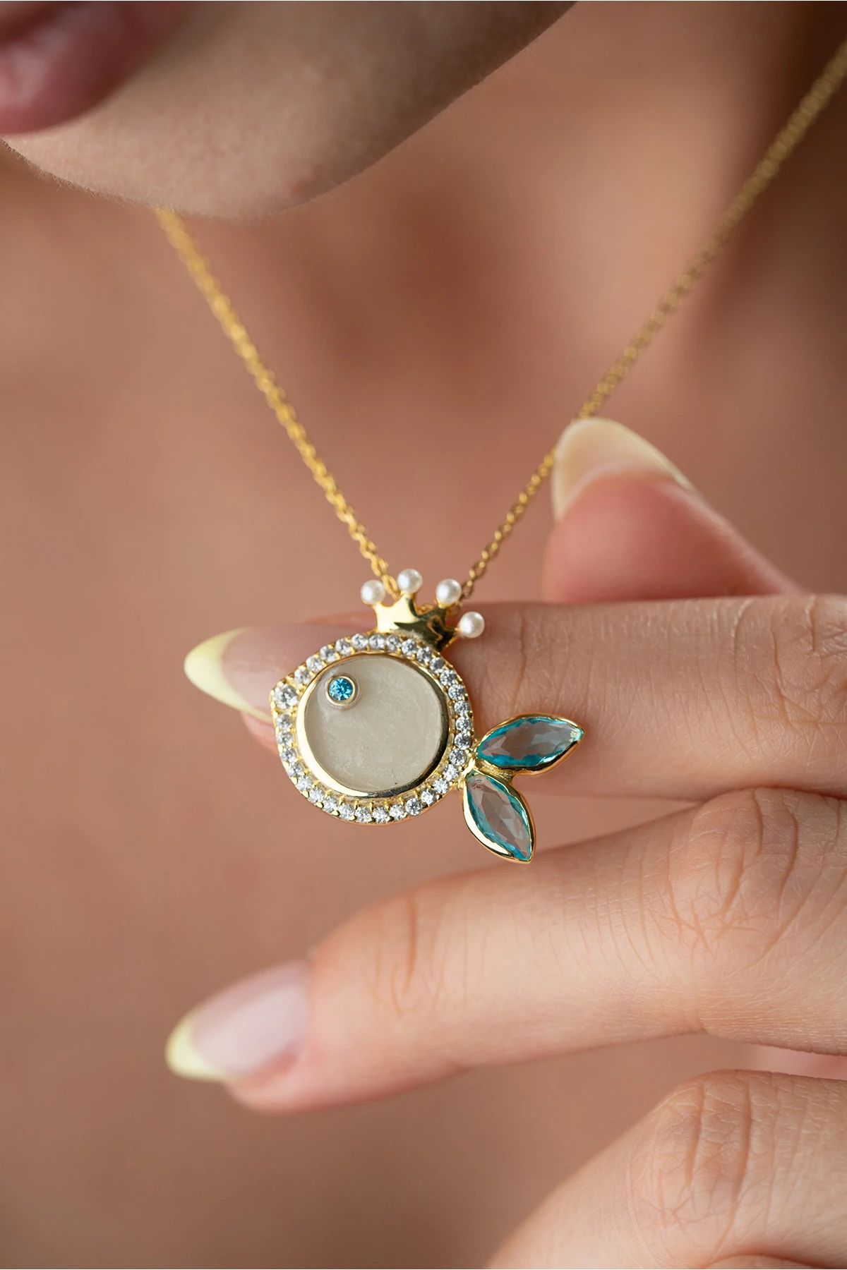 Gümüş Taçlı Mineli Balık Kolye