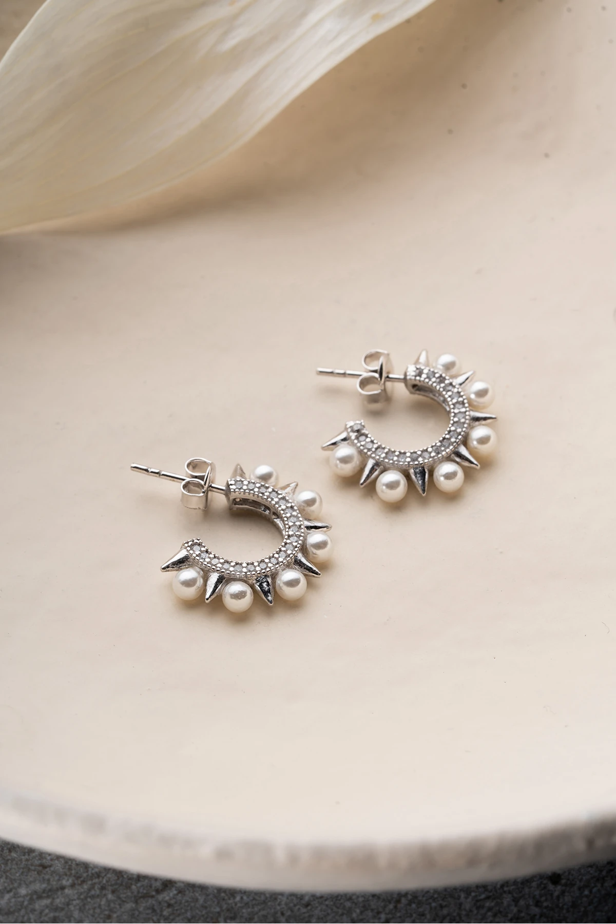 Gümüş Çivili İncili Küpe