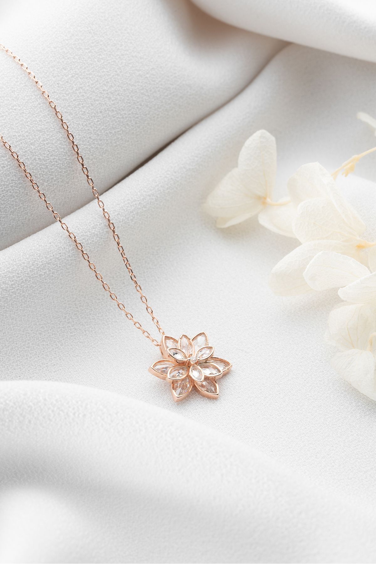 Gümüş Beyaz Lotus Çiçeği Kolye