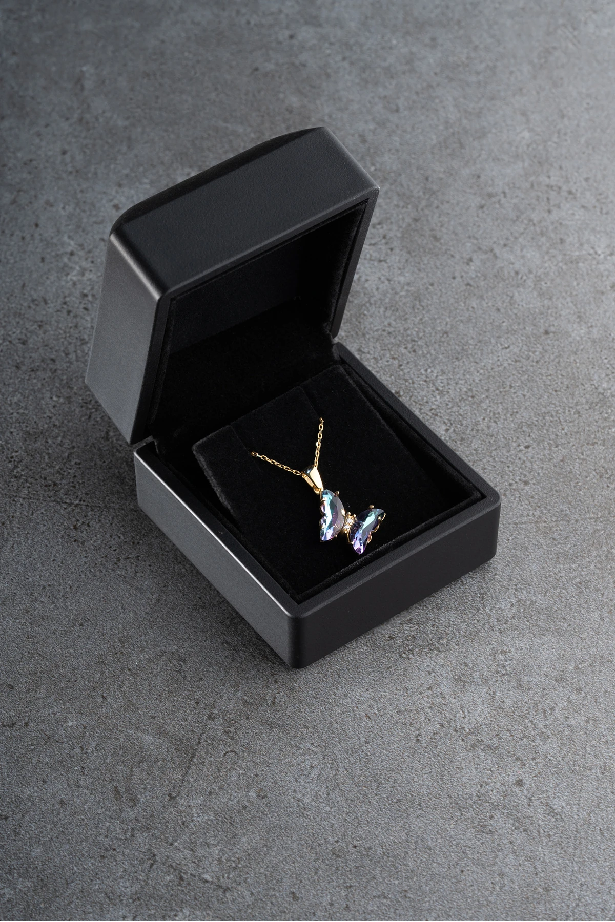 Gümüş Işıklı Kutuda Kelebek Kolye