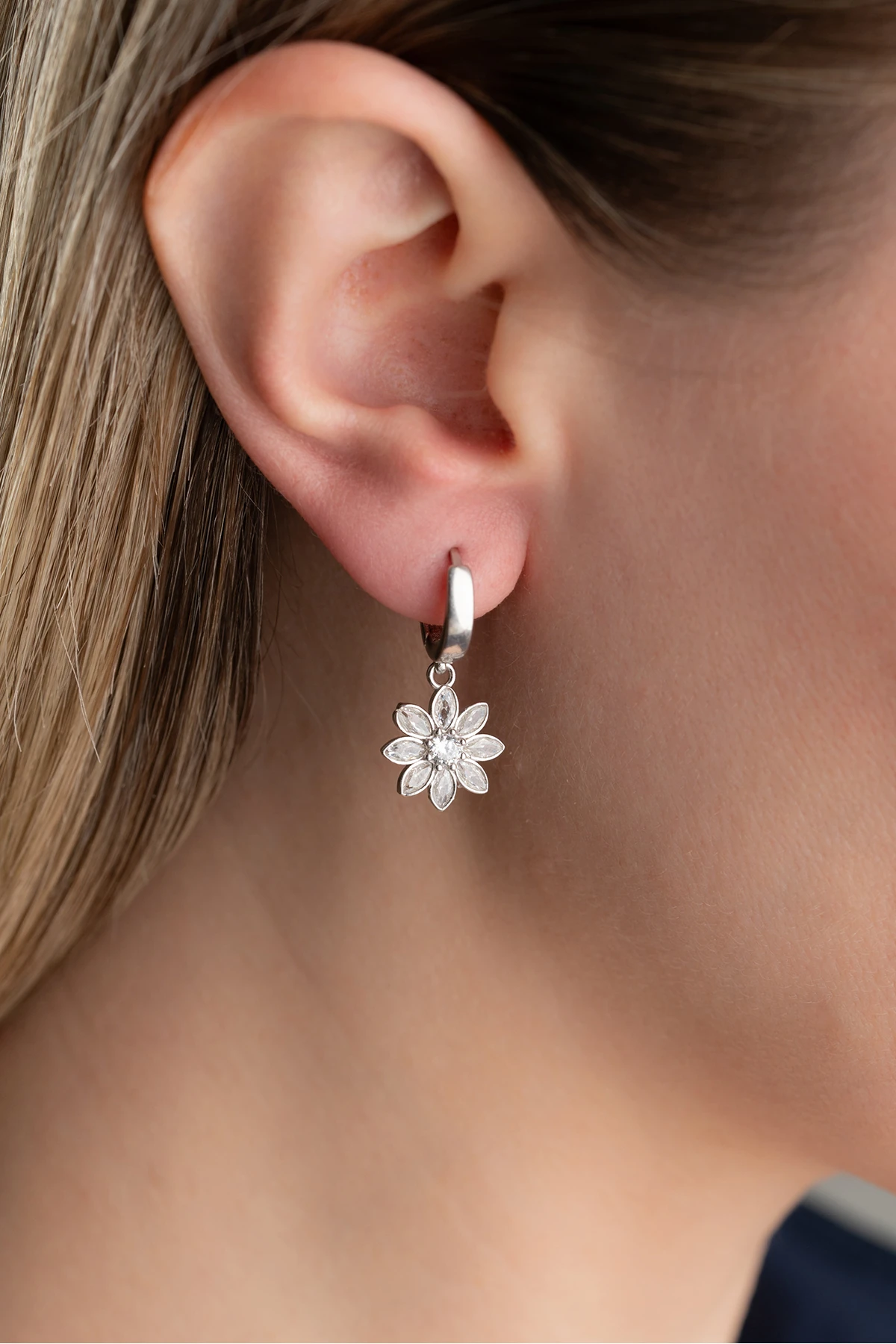 Gümüş Halkalı Beyaz Taşlı Lotus Küpe